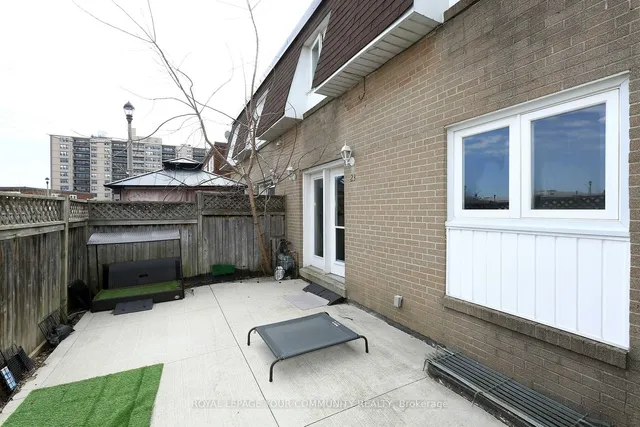 Primary image of 23 Town House Cres
