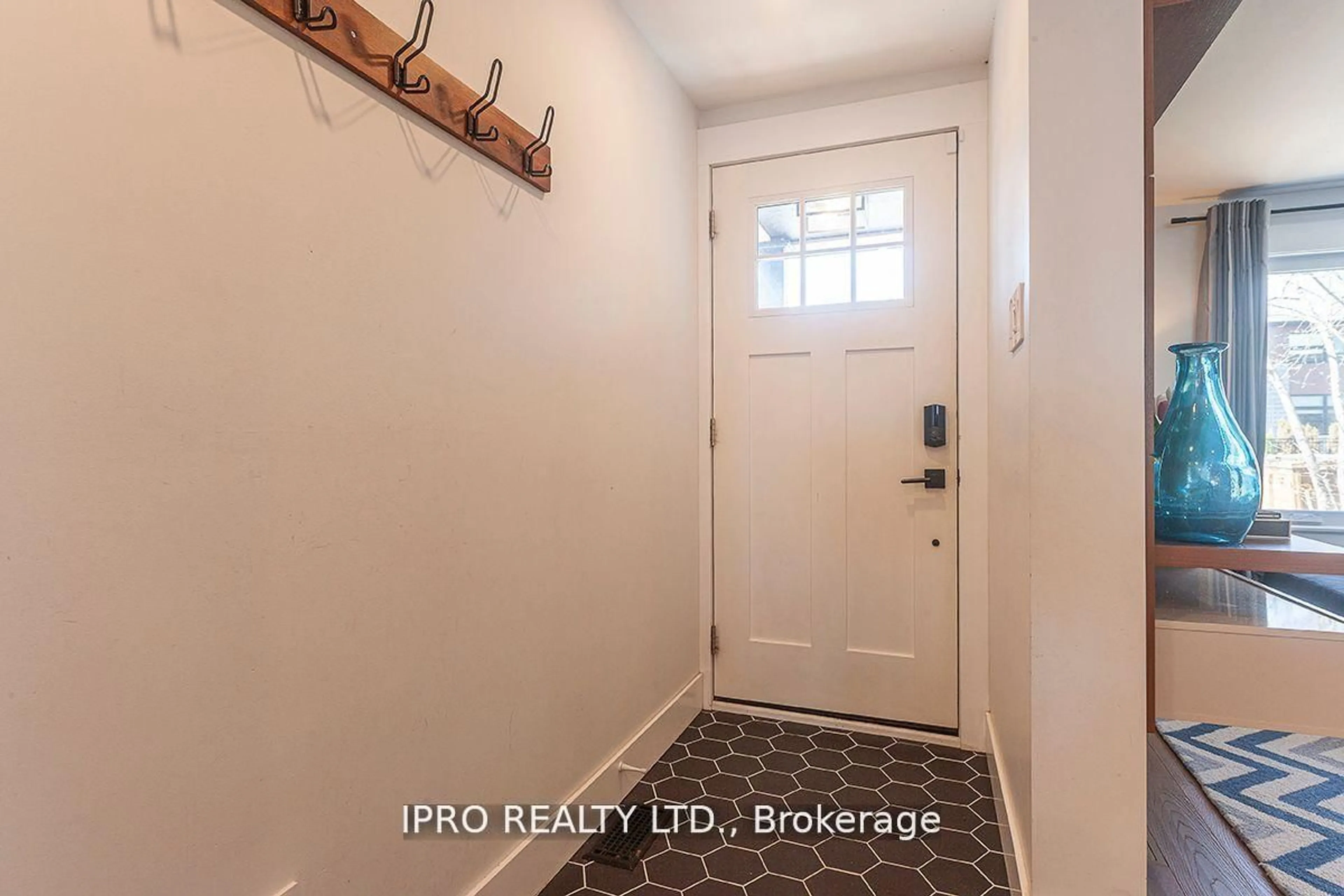 Indoor entryway for 510 Richey Cres, Mississauga Ontario L5G 1N4