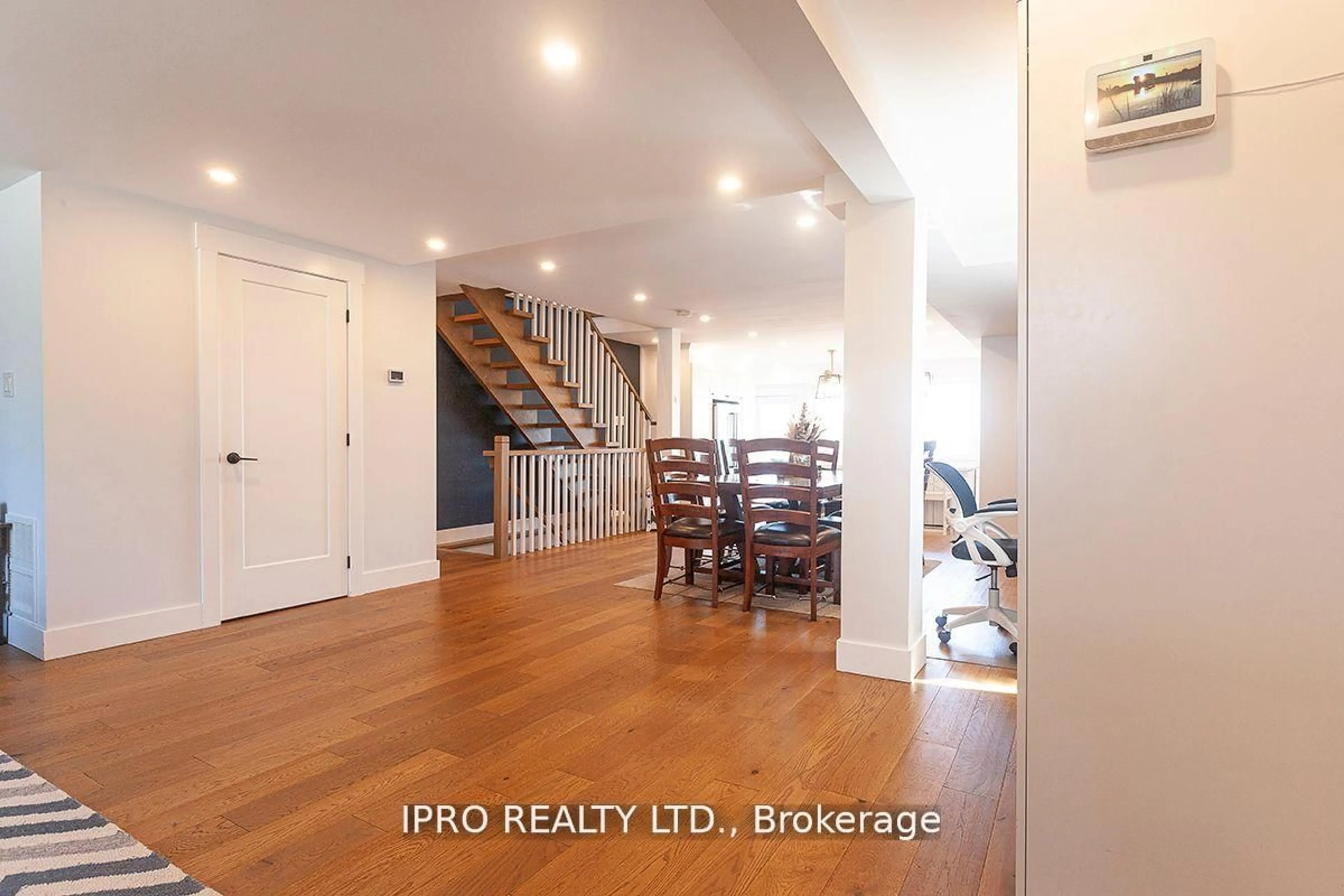 Indoor entryway for 510 Richey Cres, Mississauga Ontario L5G 1N4