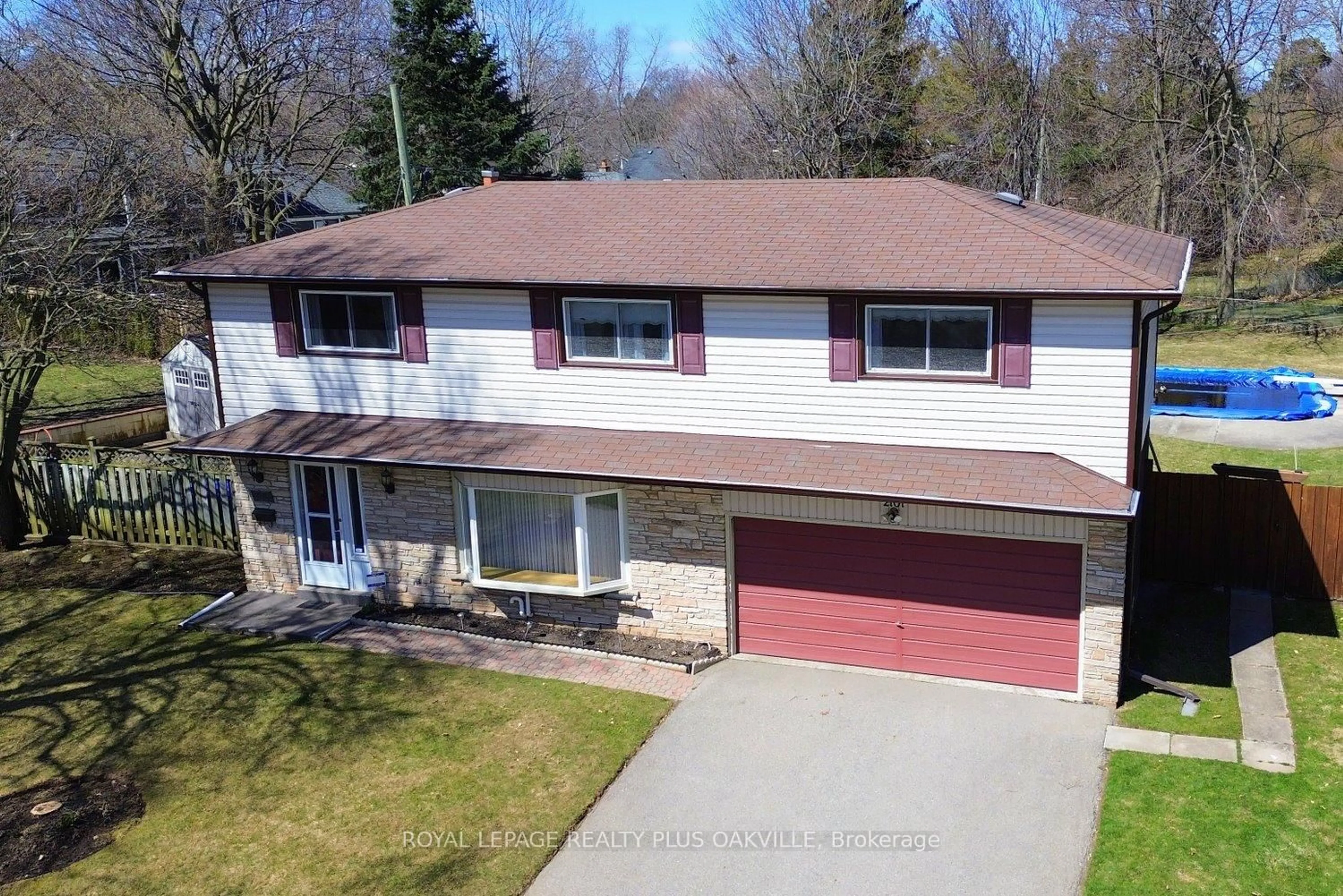 A pic from outside/outdoor area/front of a property/back of a property/a pic from drone, street for 2101 Salmon Rd, Oakville Ontario L6L 1M2