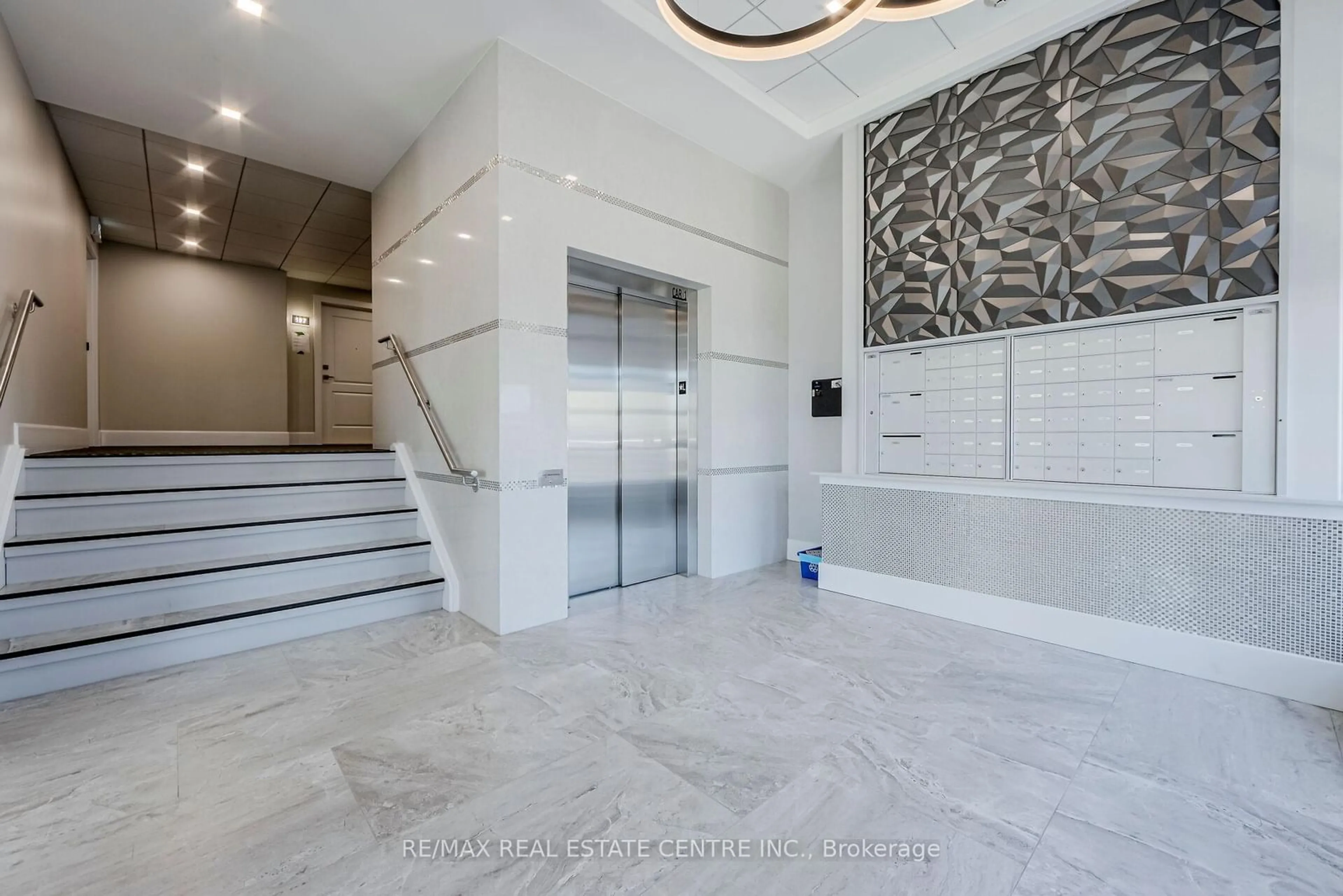 Indoor foyer for 105 Spencer Ave #305, Orangeville Ontario L9W 7S3