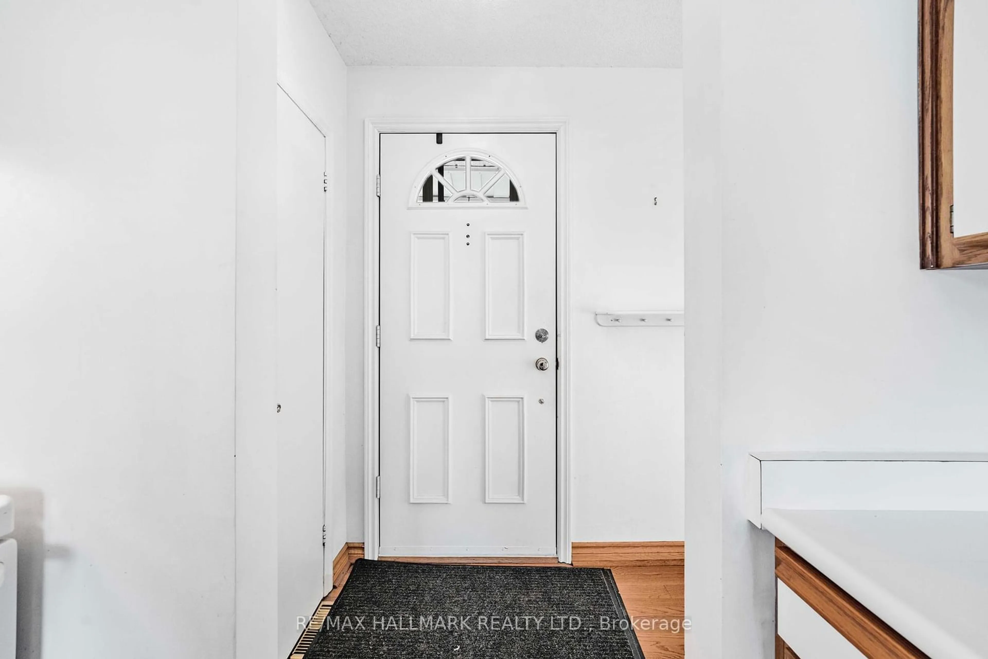 Indoor entryway for 17 Tofield Cres, Toronto Ontario M9W 2B8