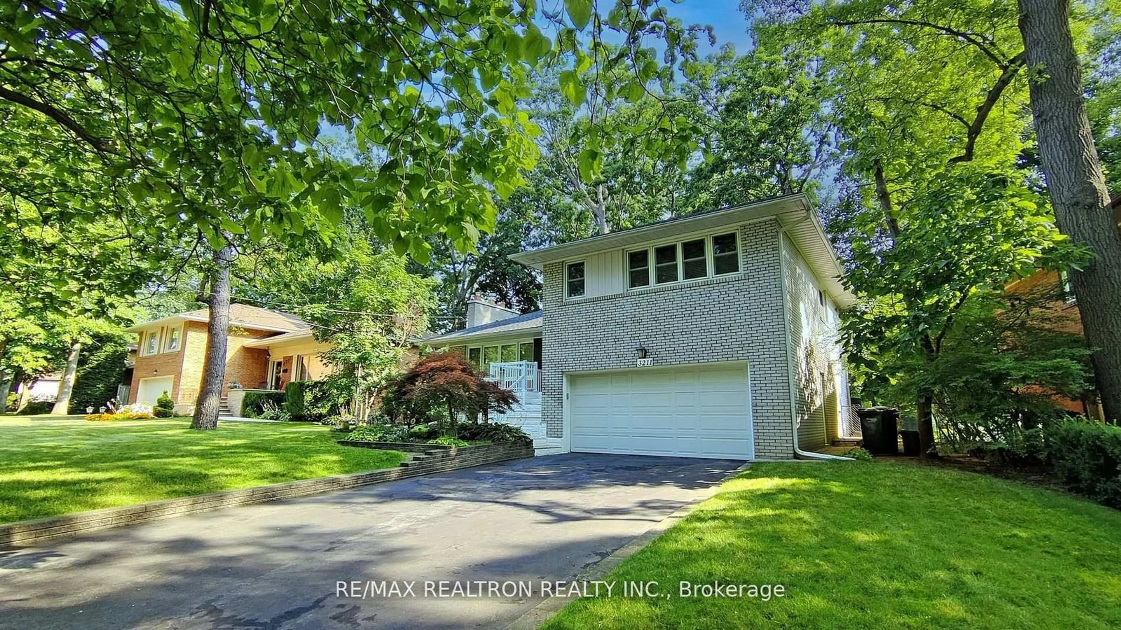 Home with vinyl exterior material, street for 3211 Credit Heights Dr, Mississauga Ontario L5C 2L6