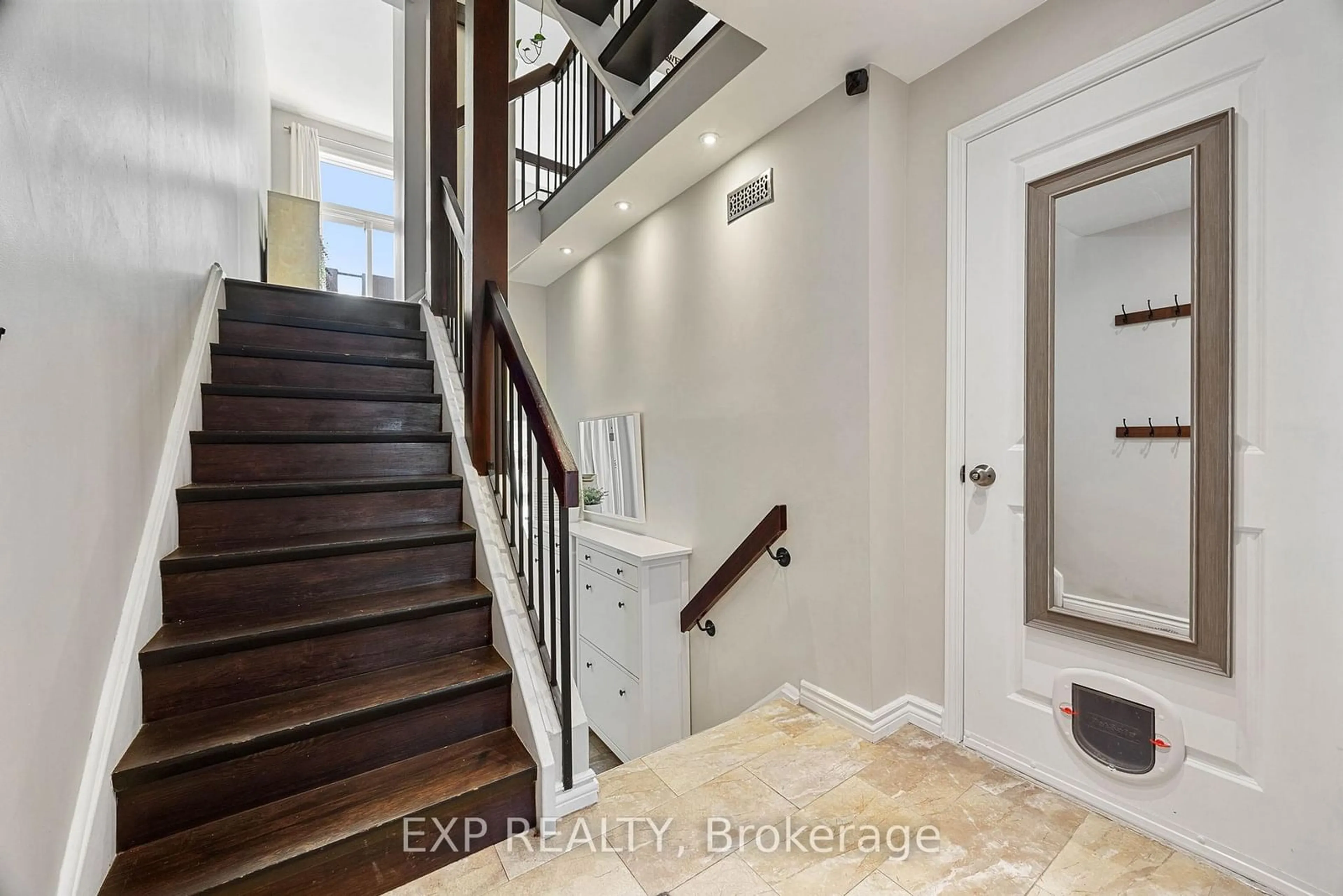 Indoor entryway for 1250 Marlborough Crt #28, Oakville Ontario L6H 2W7