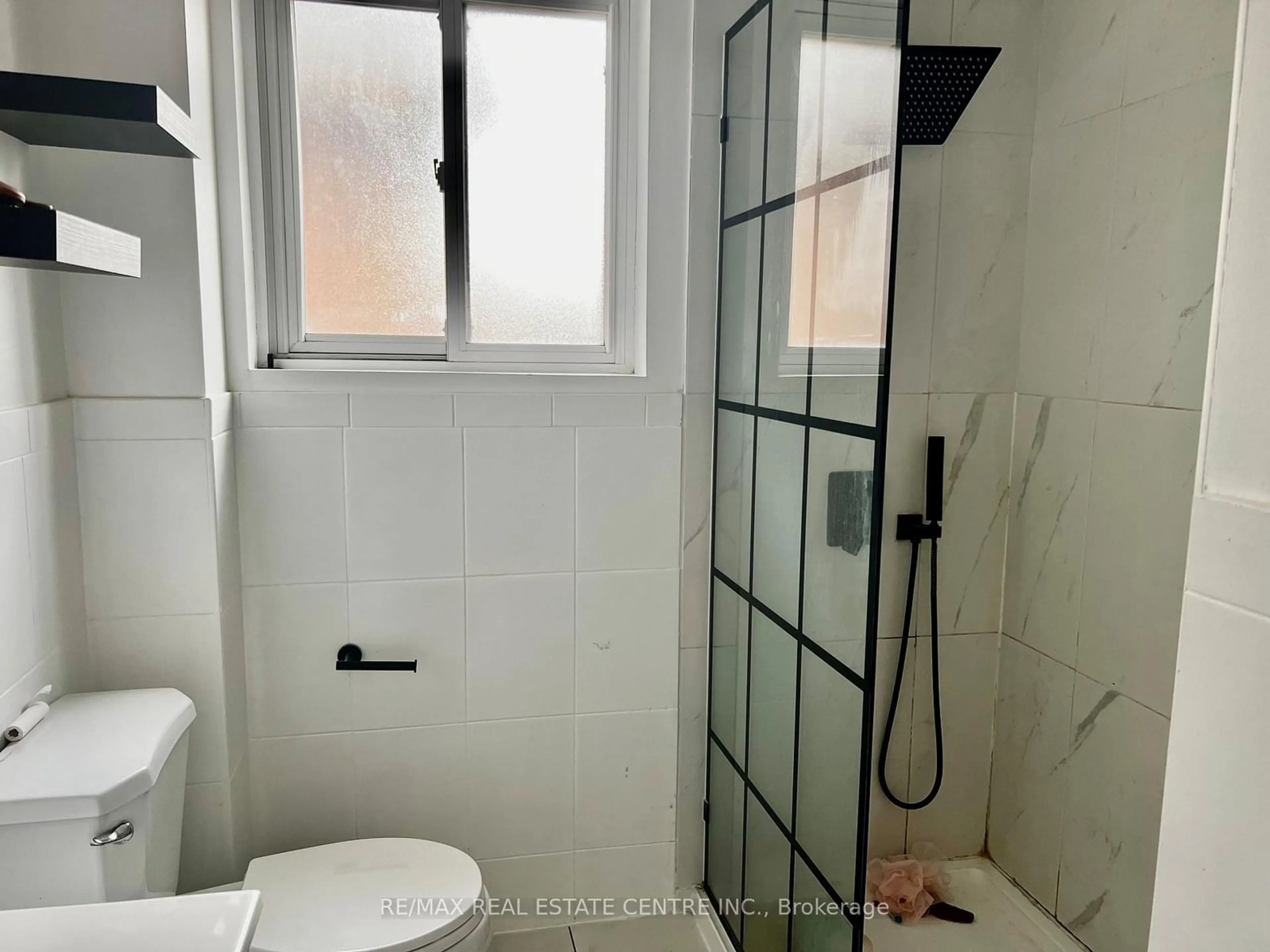 Standard bathroom, ceramic/tile floor for 115 Downsview Ave, Toronto Ontario M3M 1E3