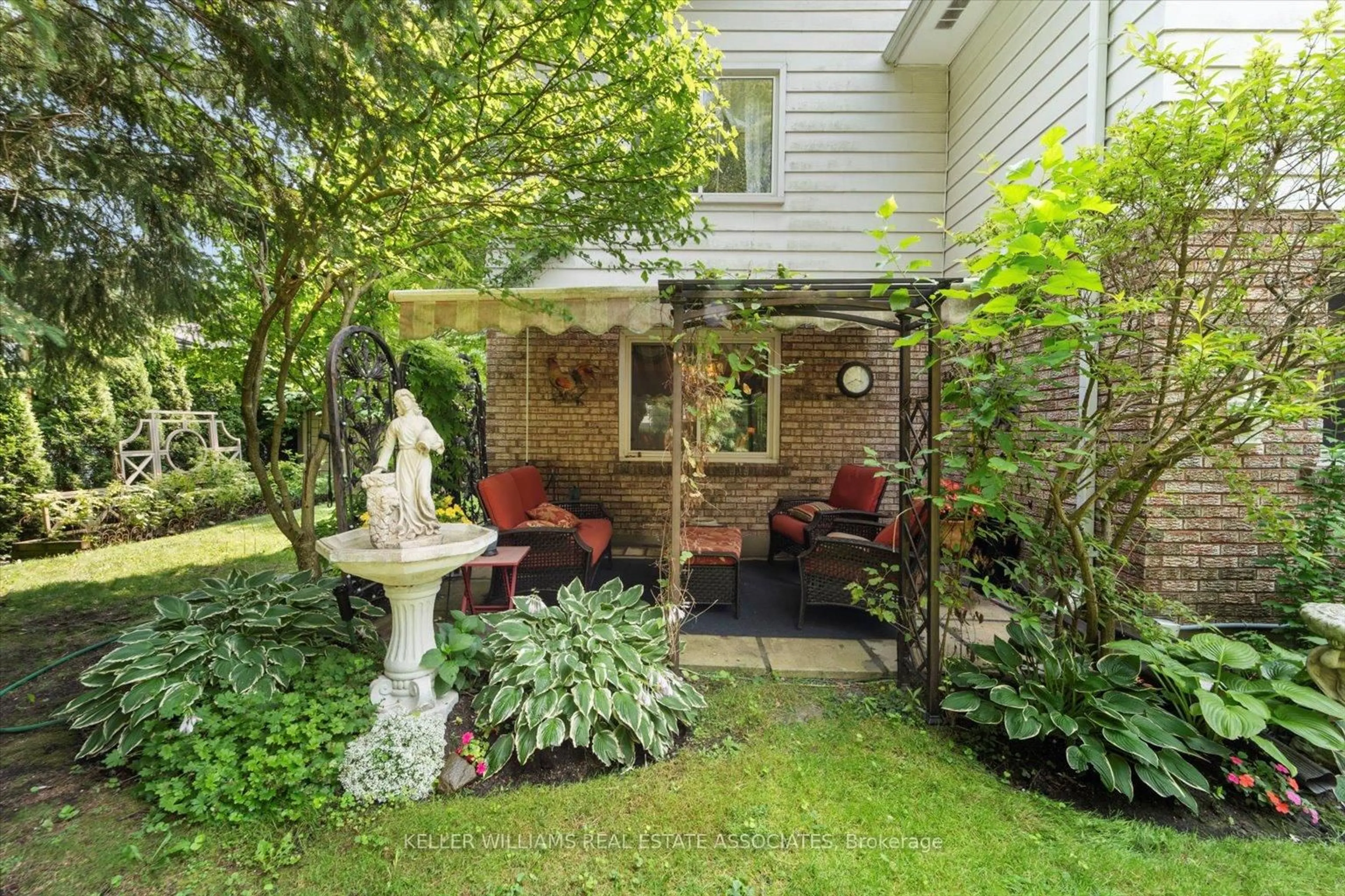Patio, street for 39 Maplewood Rd, Mississauga Ontario L5G 2M7