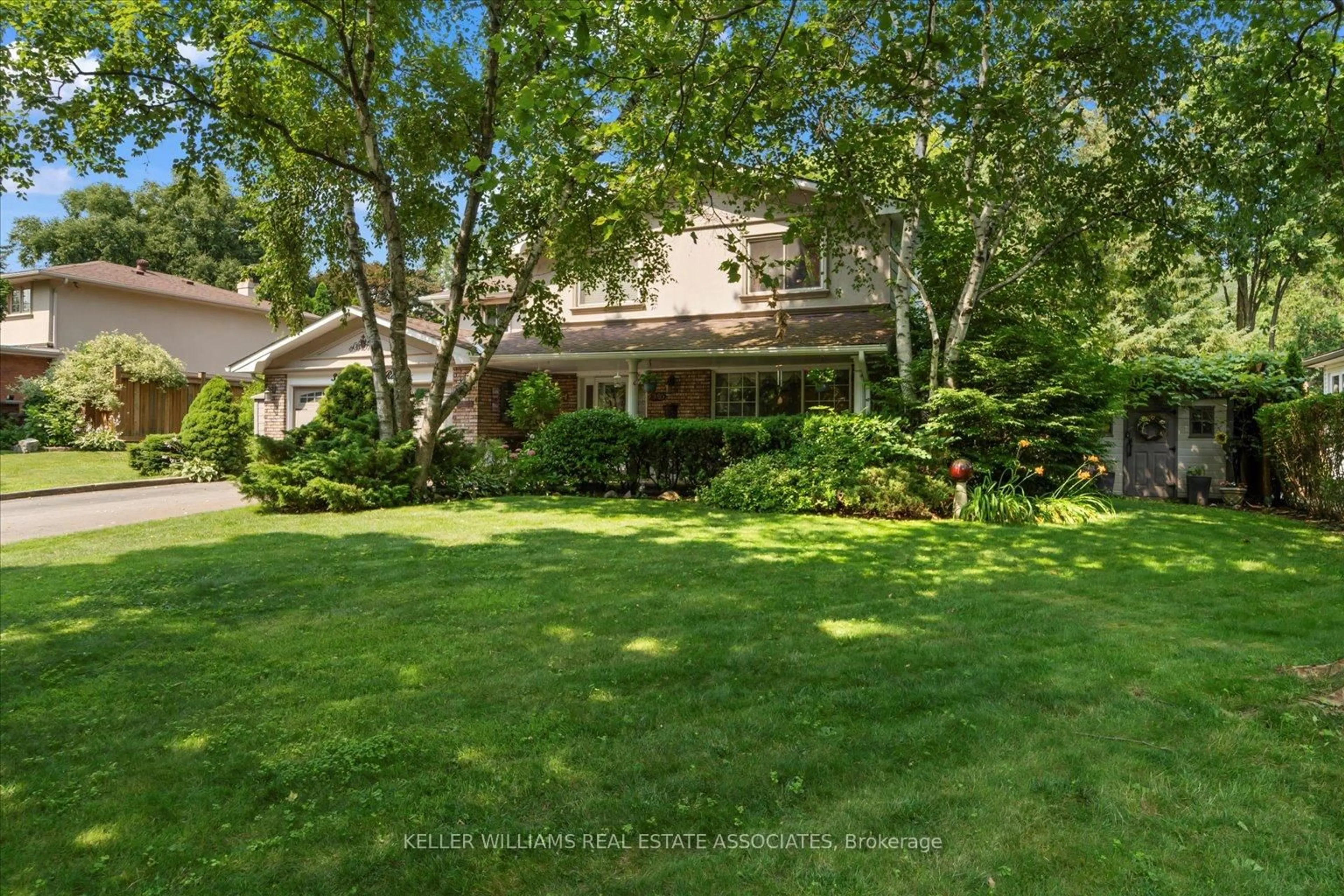 A pic from outside/outdoor area/front of a property/back of a property/a pic from drone, unknown for 39 Maplewood Rd, Mississauga Ontario L5G 2M7