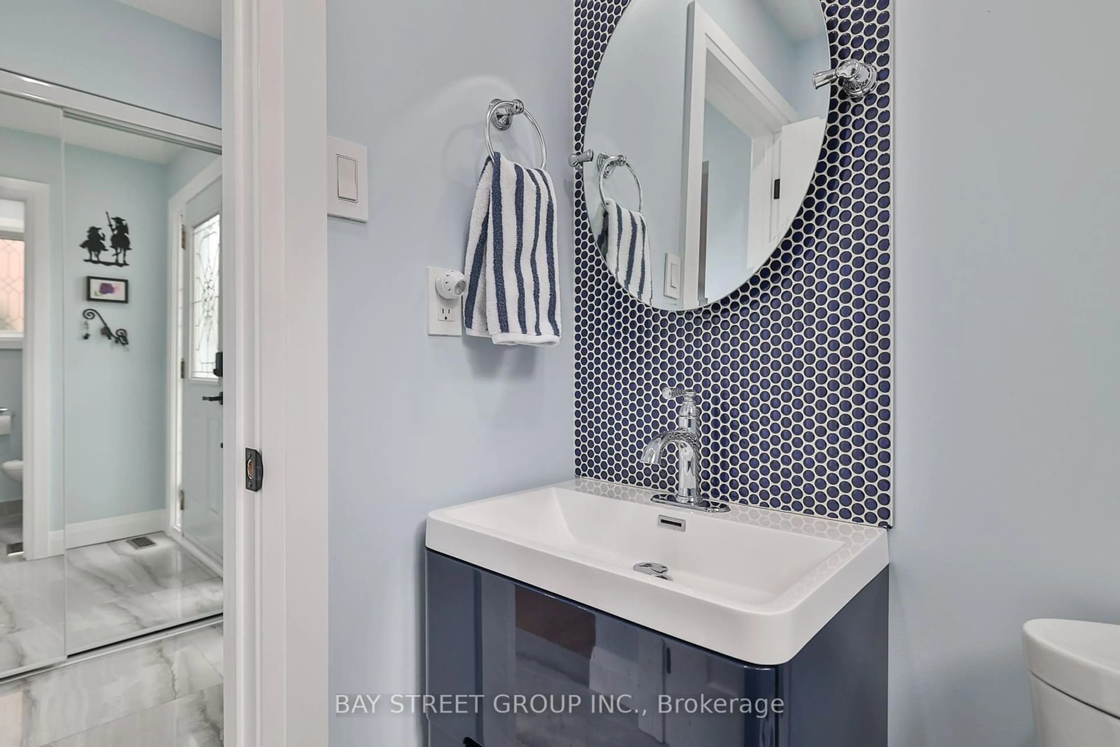 Contemporary bathroom, ceramic/tile floor for 4277 Torino Cres, Mississauga Ontario L4W 3T4