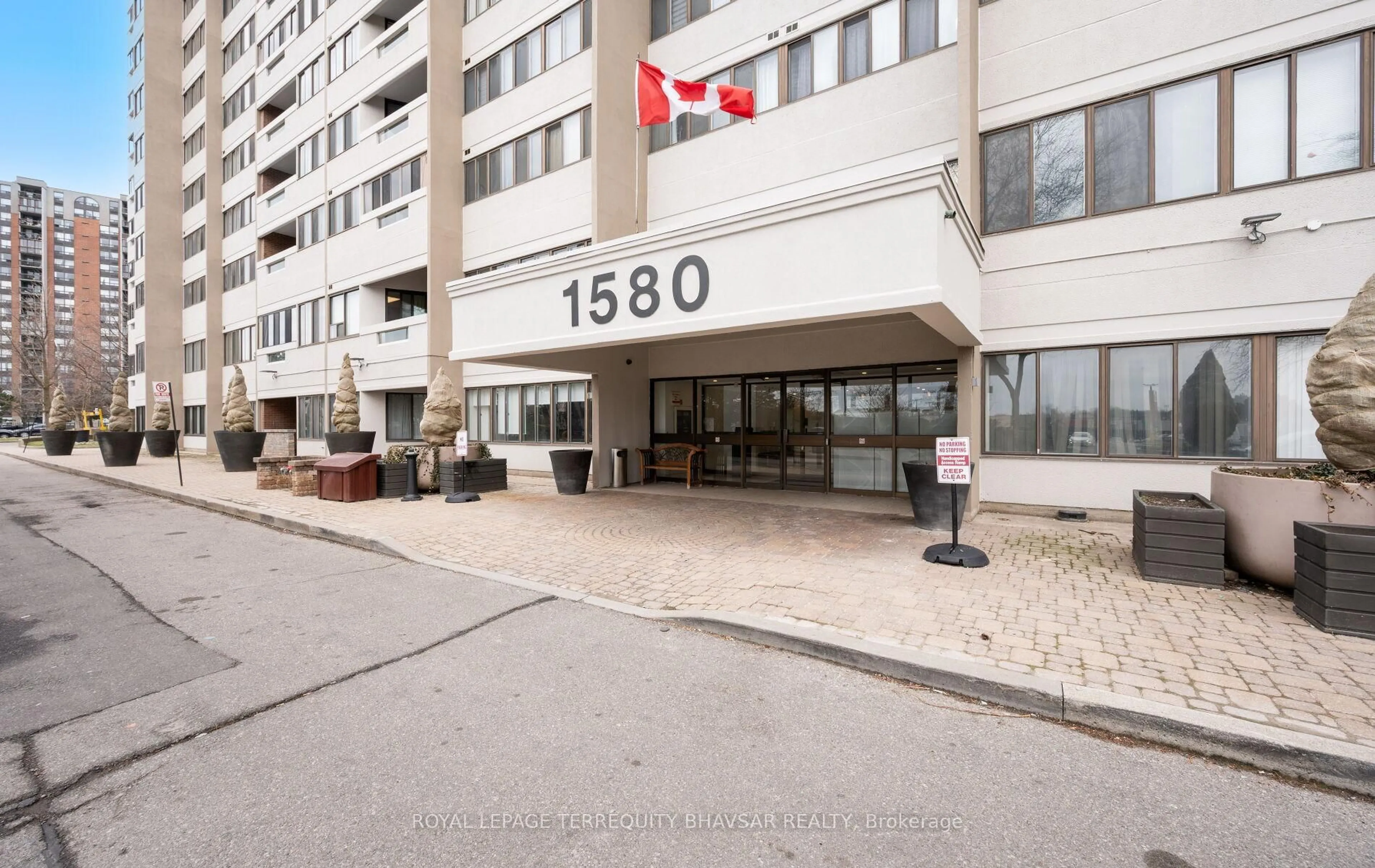 Indoor foyer for 1580 Mississauga Valley Blvd #1611, Mississauga Ontario L5A 3T8