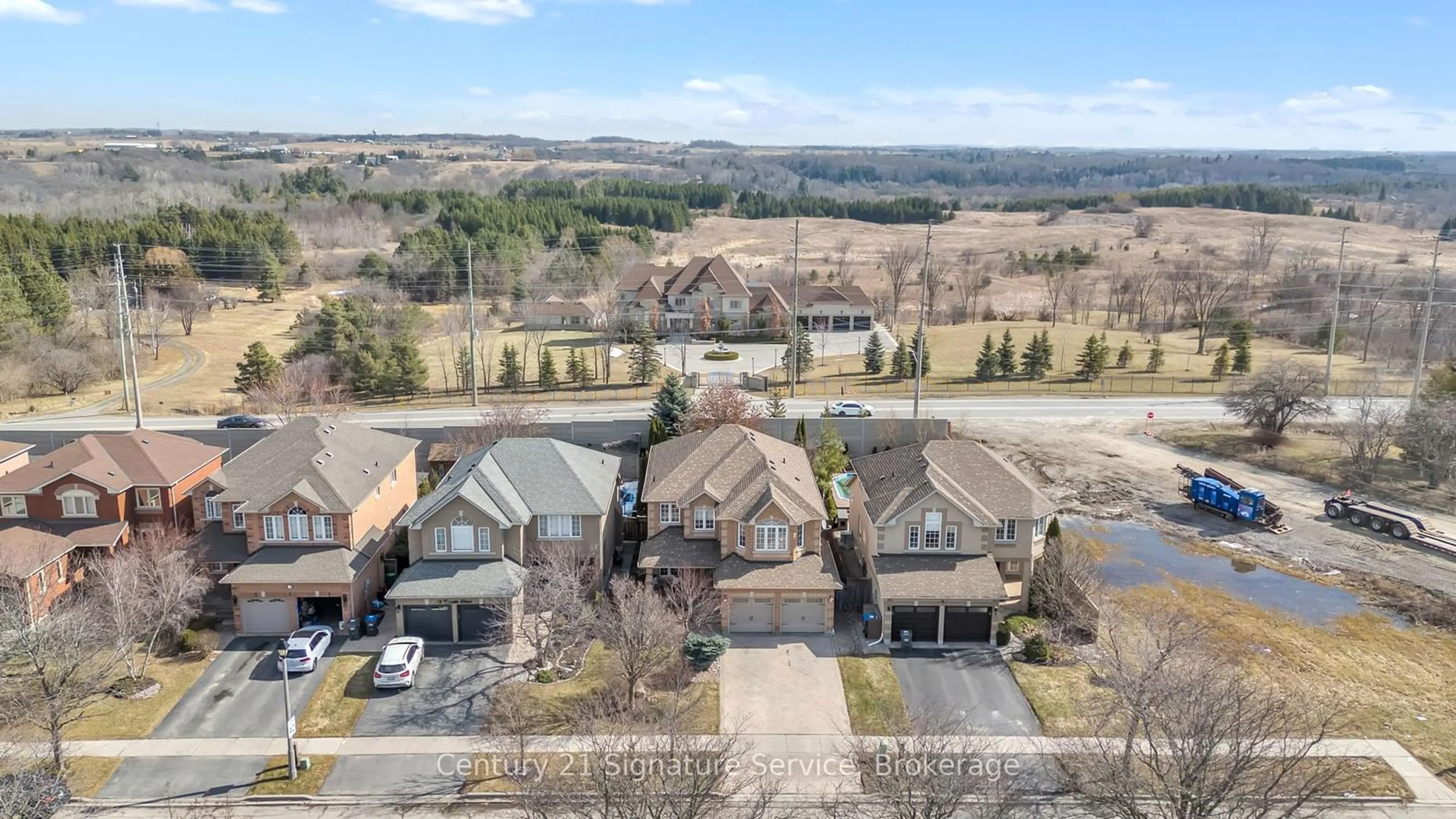 A pic from outside/outdoor area/front of a property/back of a property/a pic from drone, mountain view for 77 Esposito Dr, Caledon Ontario L7E 1T5
