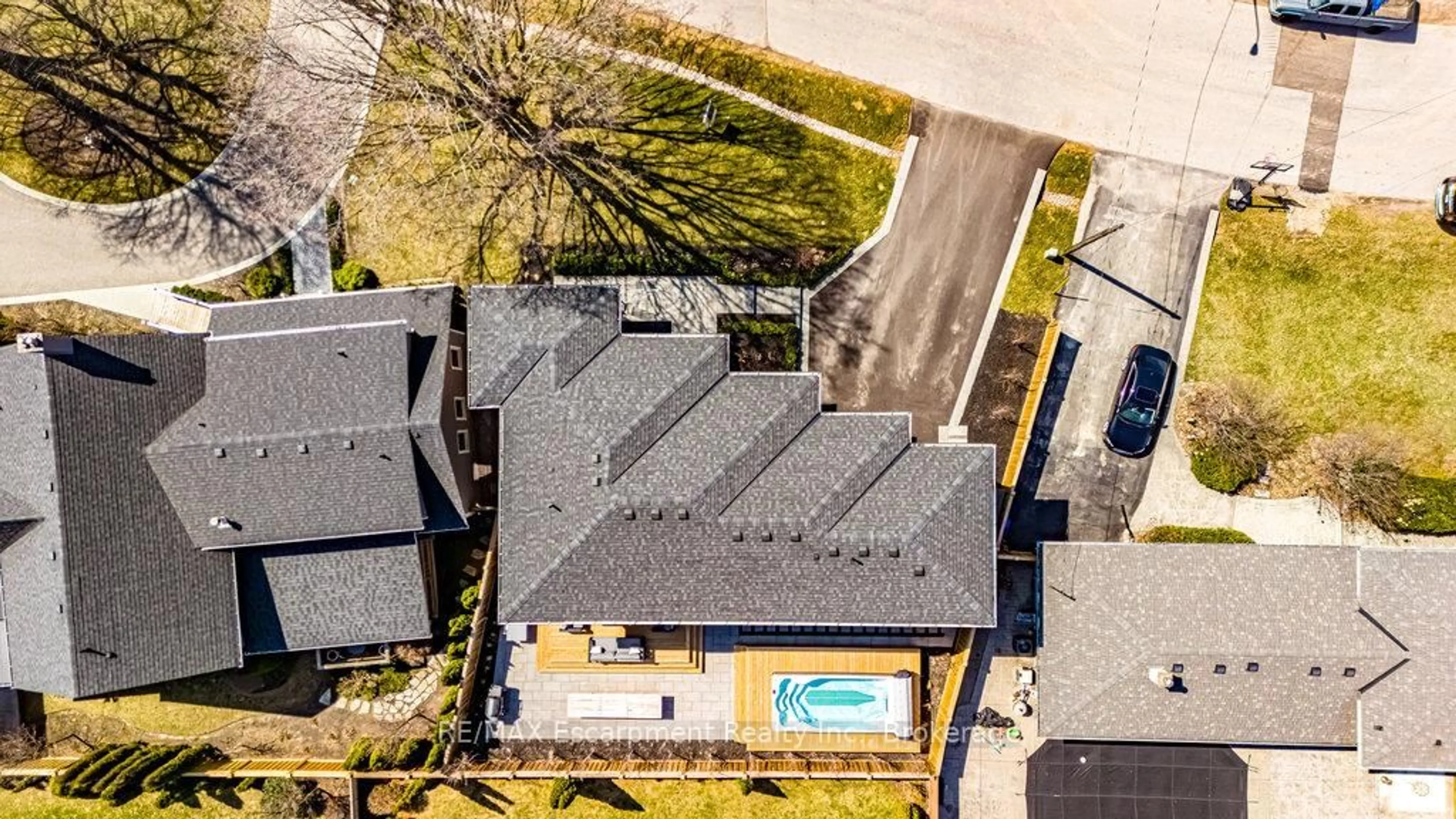 A pic from outside/outdoor area/front of a property/back of a property/a pic from drone, street for 459 Smith Lane, Oakville Ontario L6L 4X1