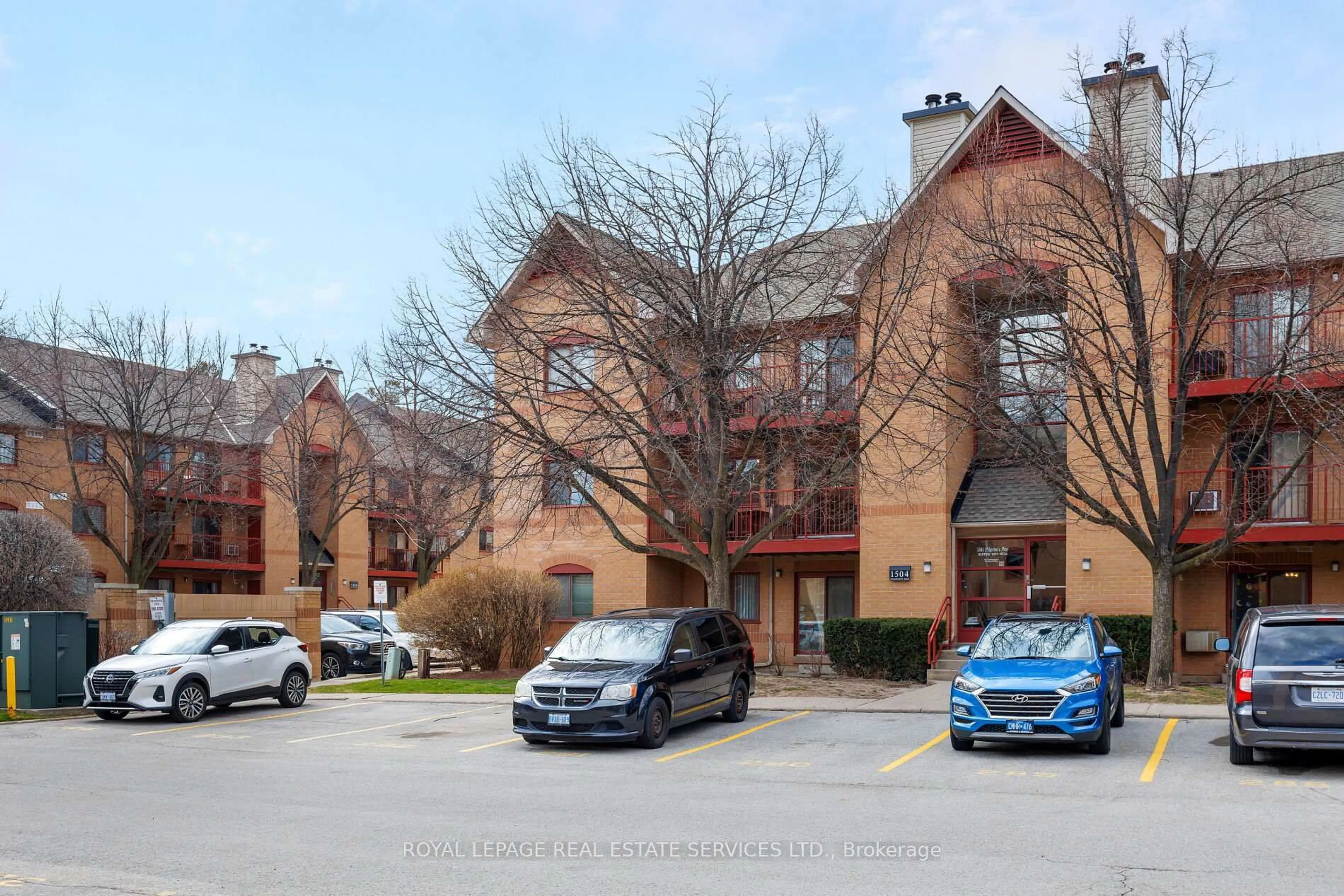 A pic from outside/outdoor area/front of a property/back of a property/a pic from drone, street for 1504 Pilgrims Way #1021, Oakville Ontario L6M 3H1
