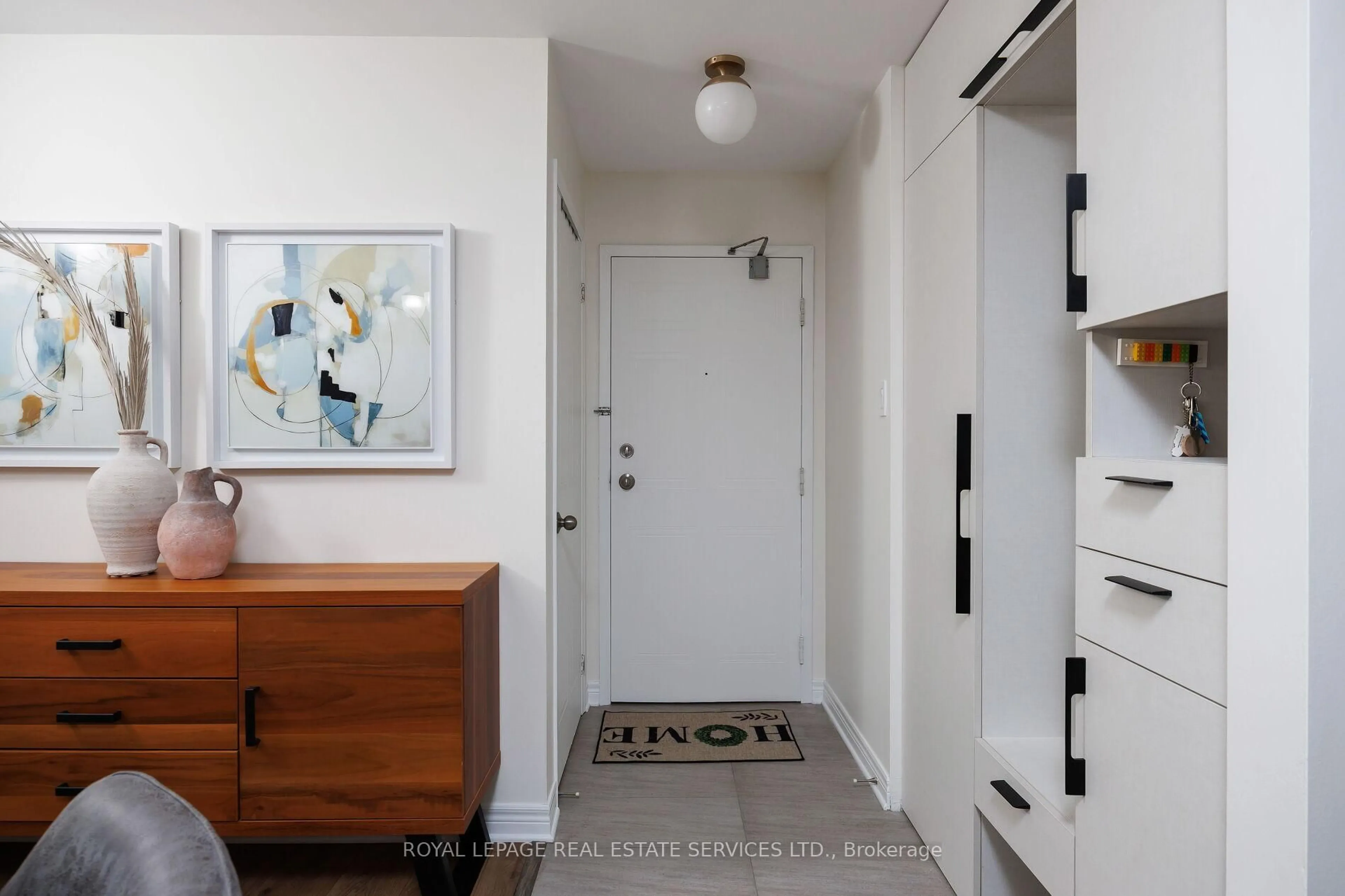Indoor entryway for 1504 Pilgrims Way #1021, Oakville Ontario L6M 3H1