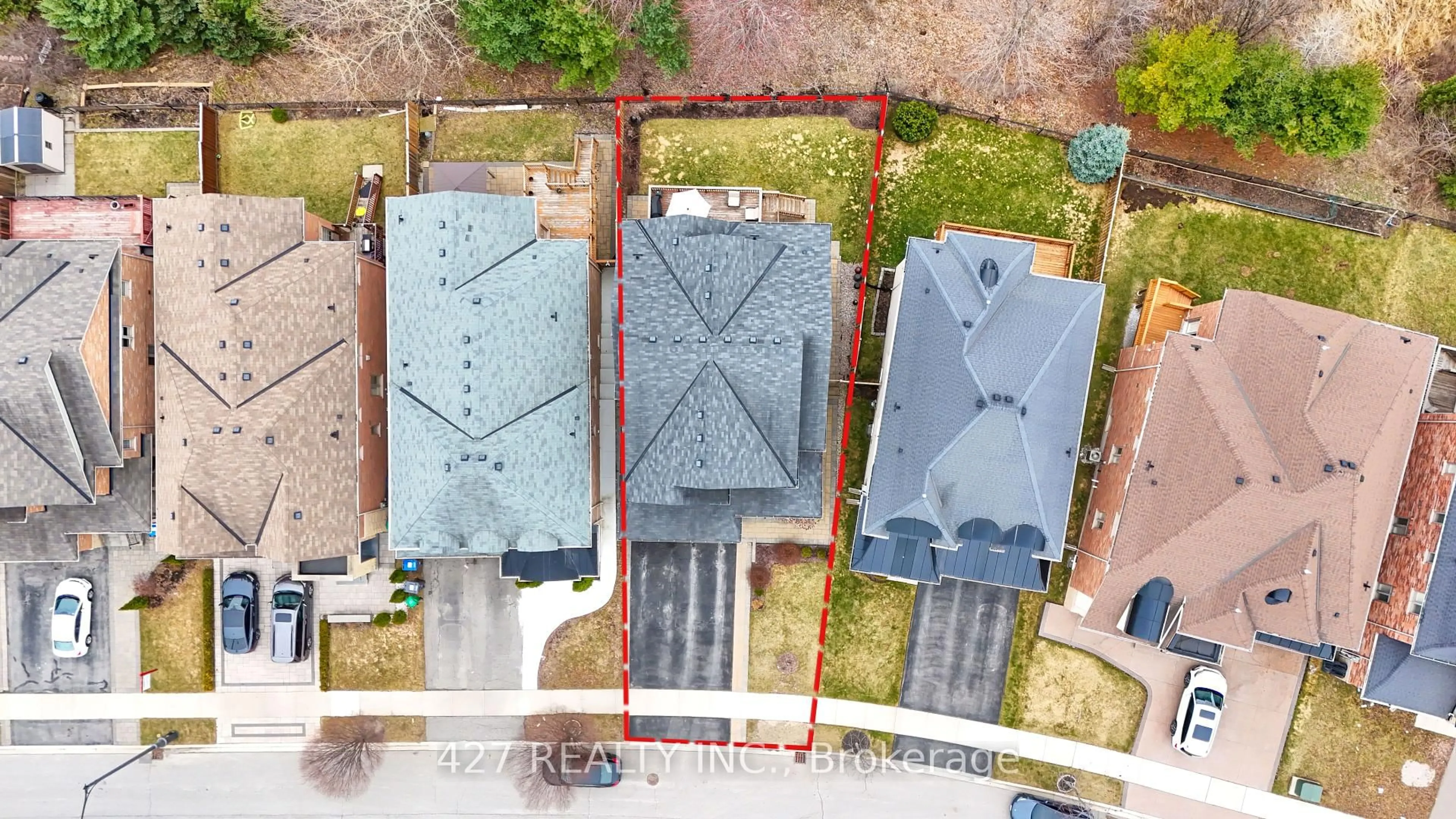A pic from outside/outdoor area/front of a property/back of a property/a pic from drone, building for 38 Intrigue Tr, Brampton Ontario L6X 0W9
