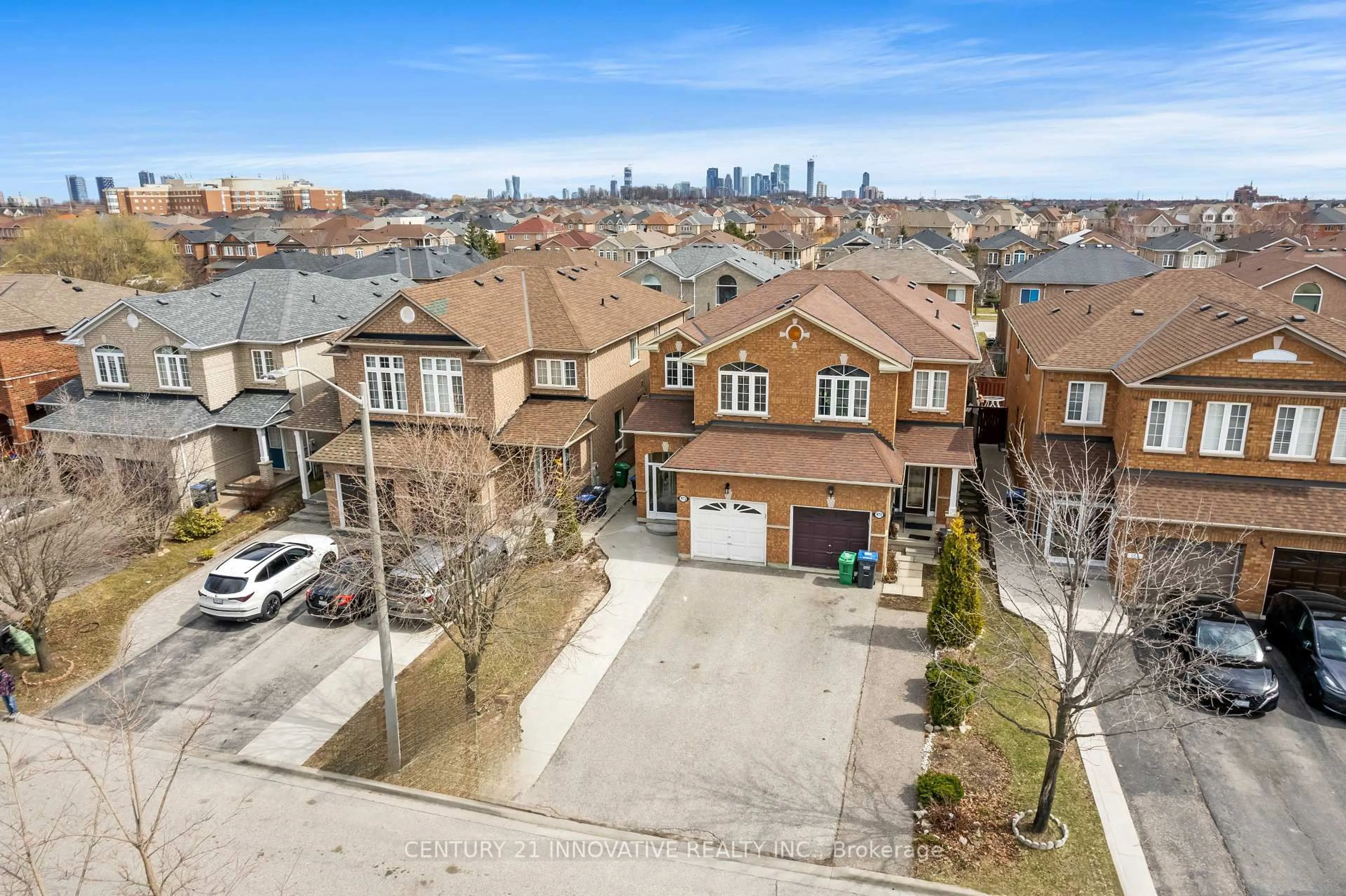 A pic from outside/outdoor area/front of a property/back of a property/a pic from drone, street for 973 Ledbury Cres, Mississauga Ontario L5V 2R3