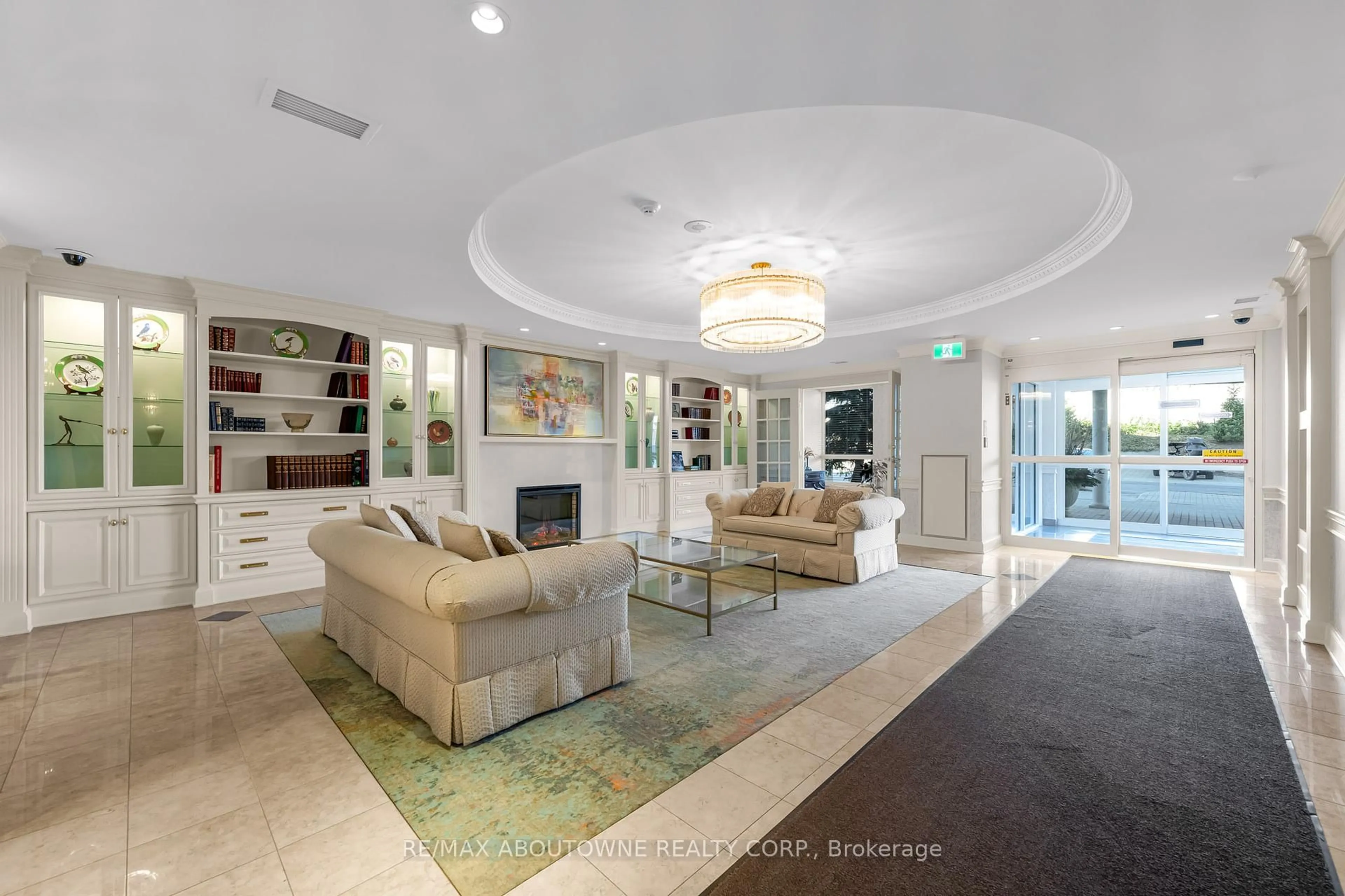 Indoor foyer for 60 Old Mill Rd #102, Oakville Ontario L6J 7V9