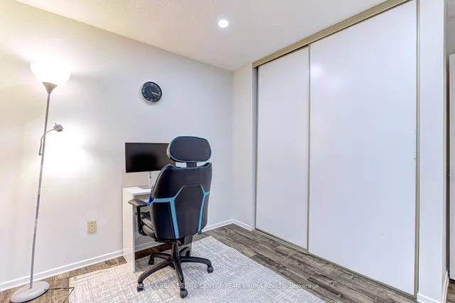 Additional image 12 of 10 Menoke Crt