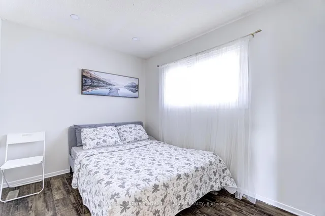 Additional image 11 of 10 Menoke Crt