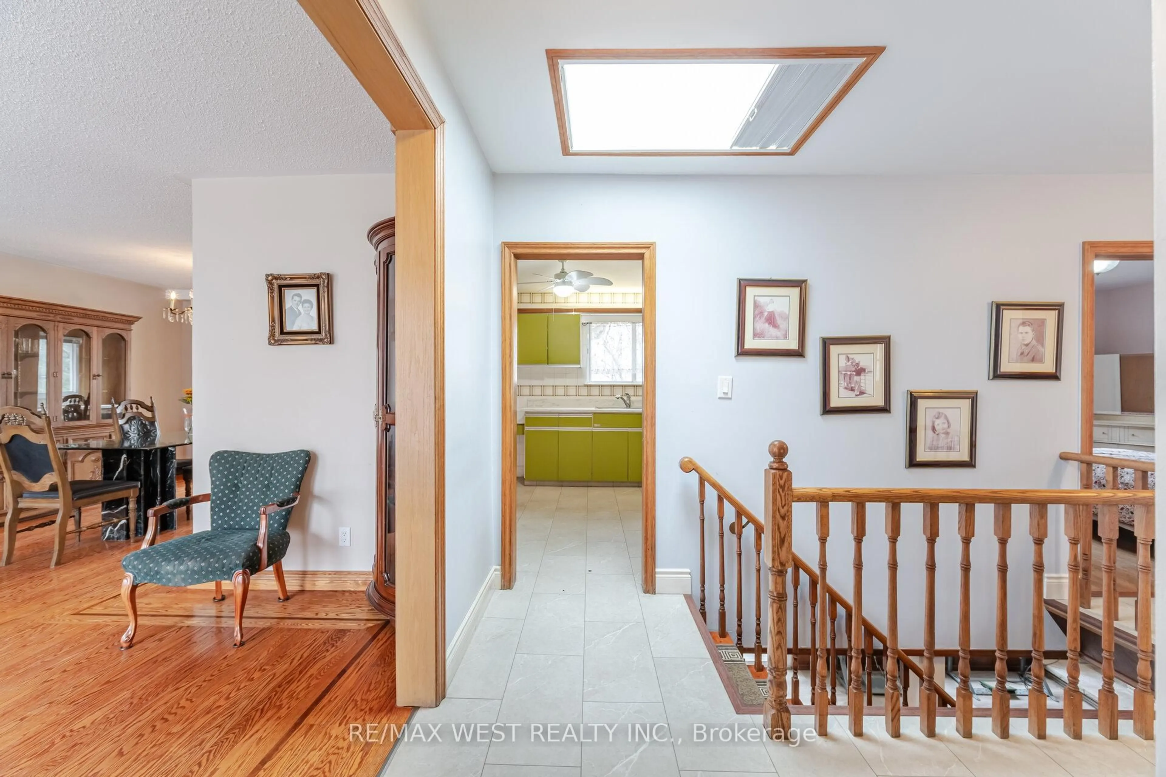 Indoor foyer for 94 Windhill Cres, Toronto Ontario M9M 1Y4