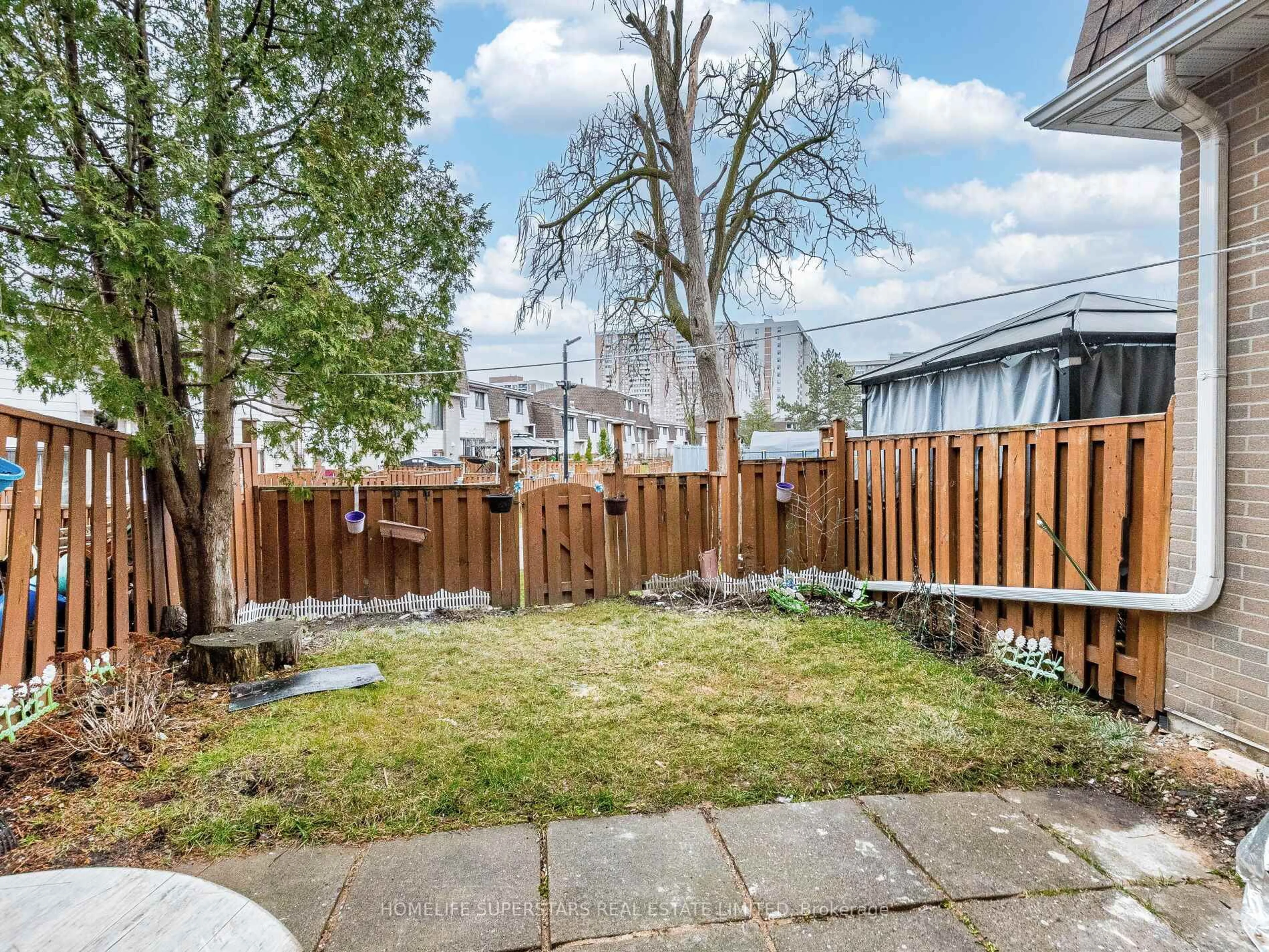 Patio, street for 475 Bramalea Rd #157, Brampton Ontario L6T 2X3