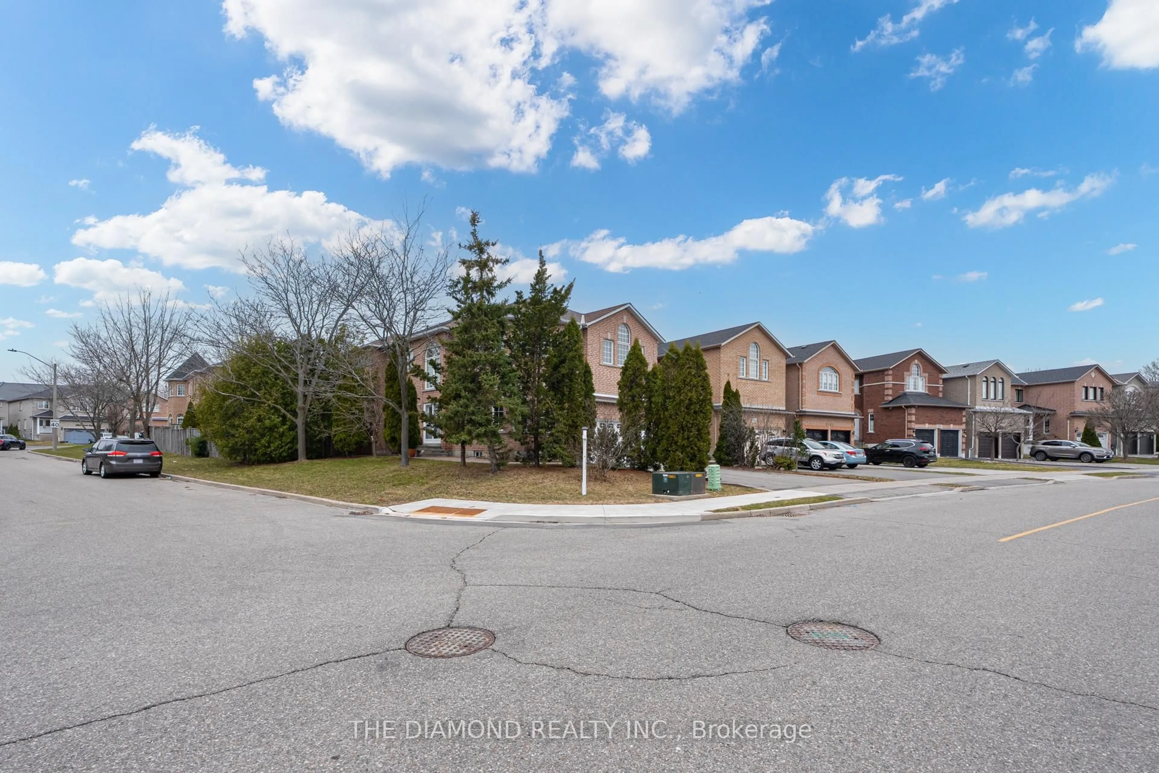 A pic from outside/outdoor area/front of a property/back of a property/a pic from drone, mountain view for 5358 Bellows Ave, Mississauga Ontario L5R 3Y7