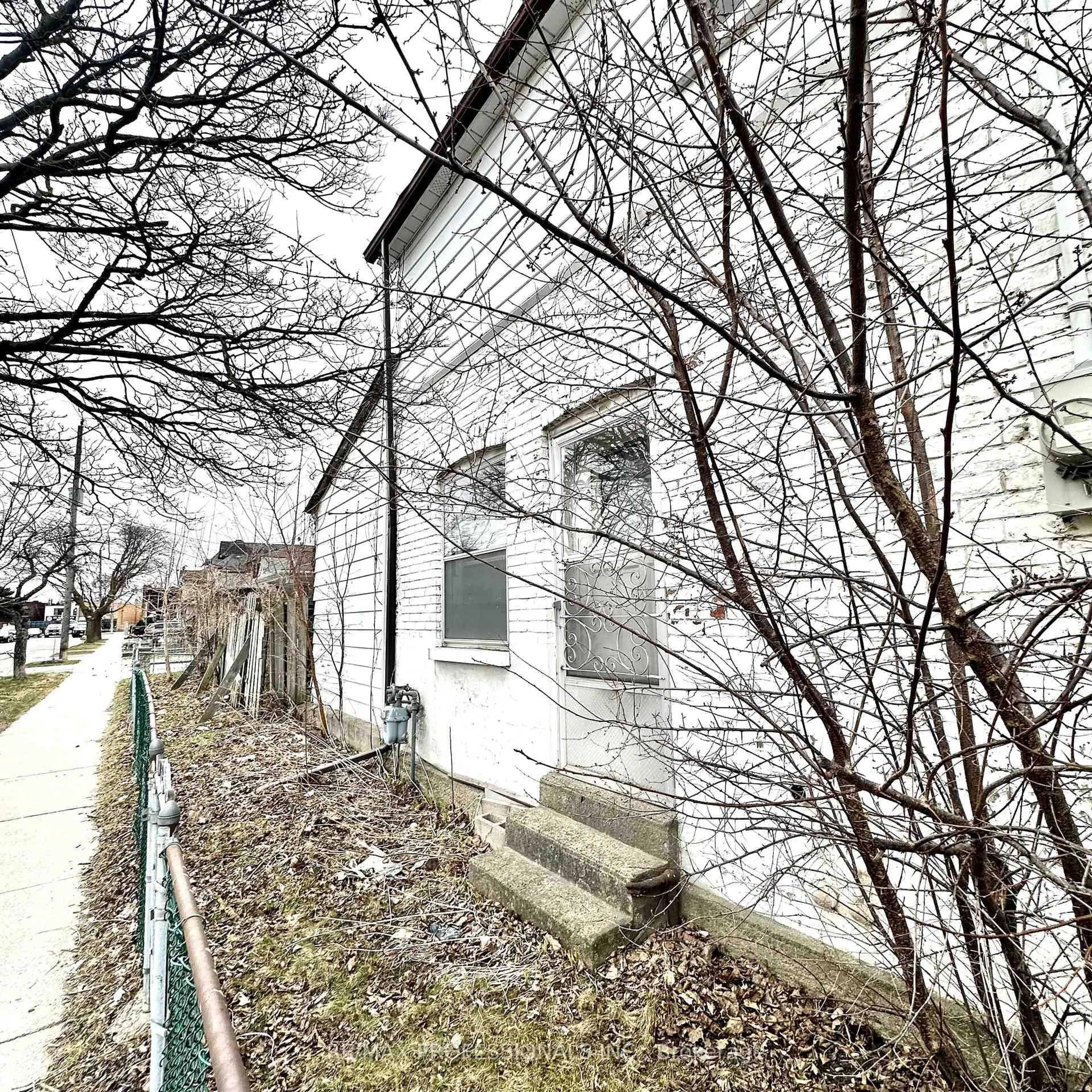 Unknown for 201 Aileen Ave, Toronto Ontario M6M 1G3
