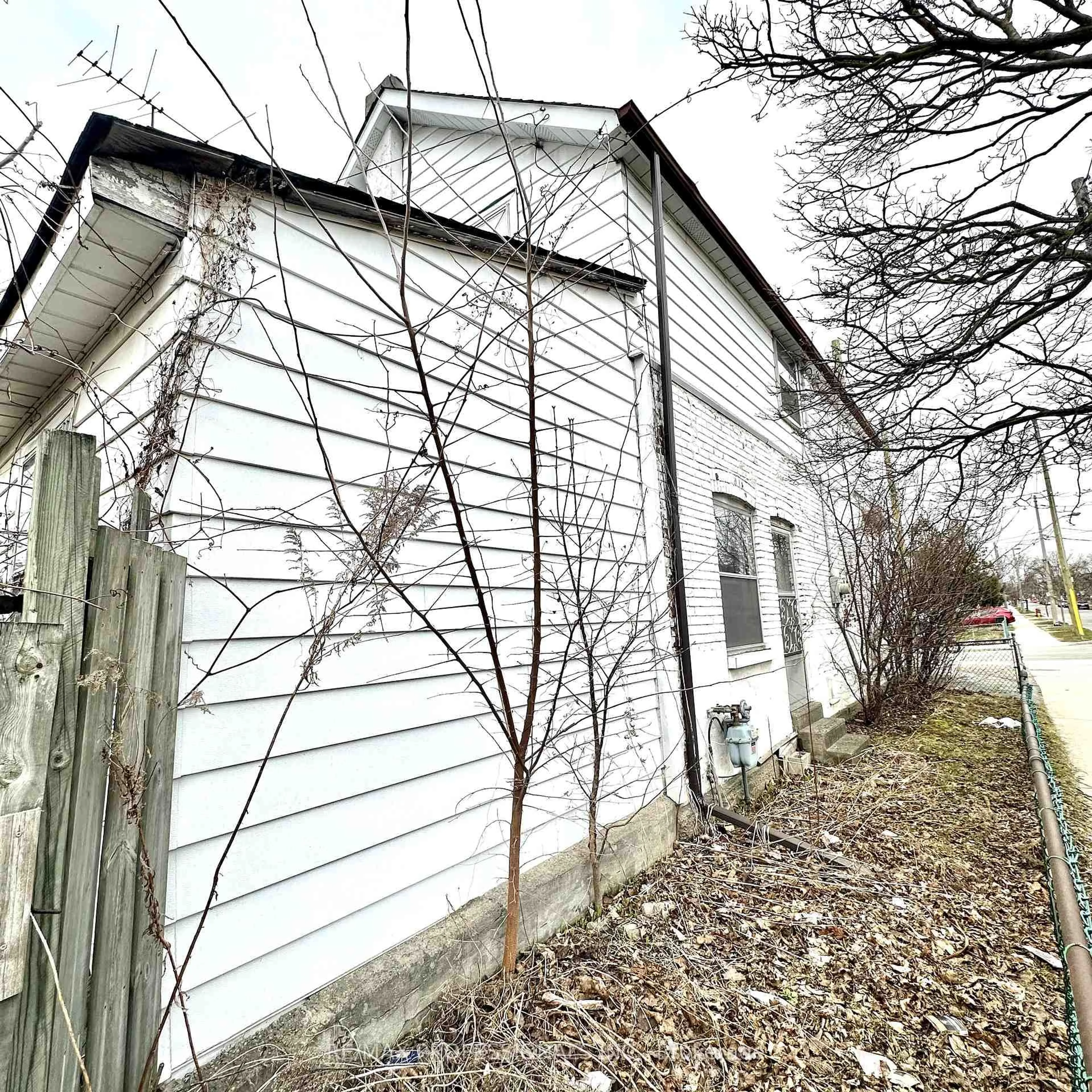 Shed for 201 Aileen Ave, Toronto Ontario M6M 1G3