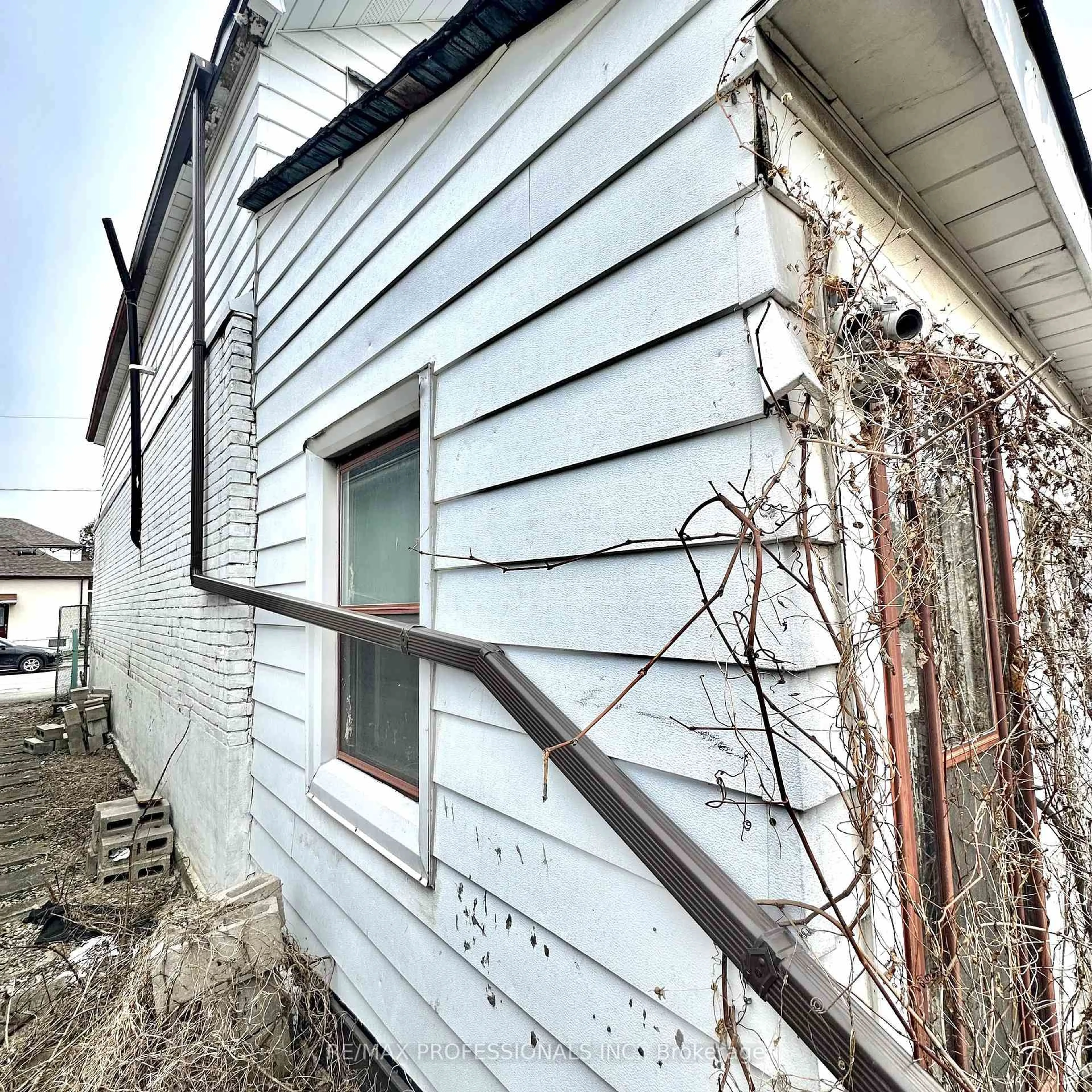 Home with vinyl exterior material, building for 201 Aileen Ave, Toronto Ontario M6M 1G3