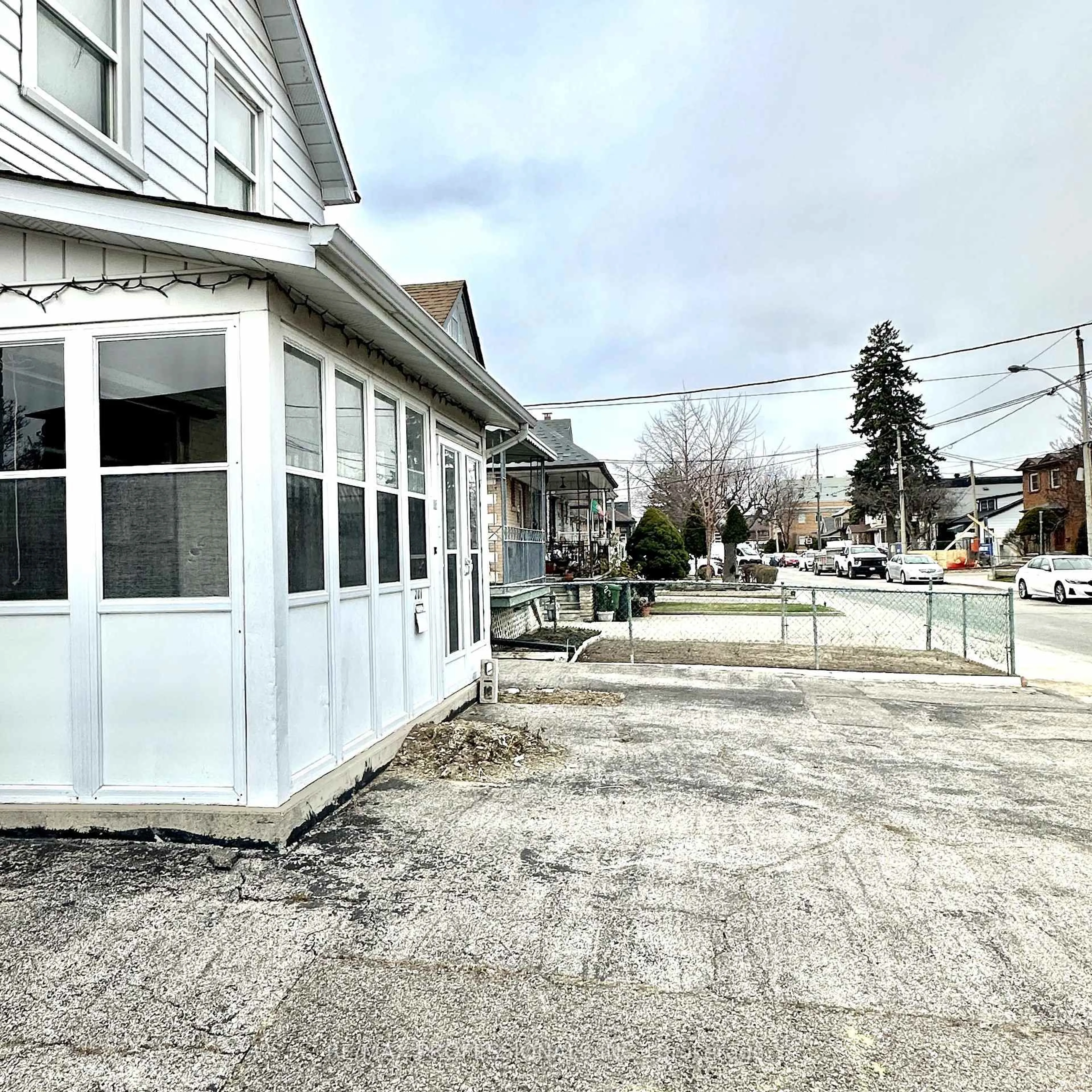 Patio, building for 201 Aileen Ave, Toronto Ontario M6M 1G3