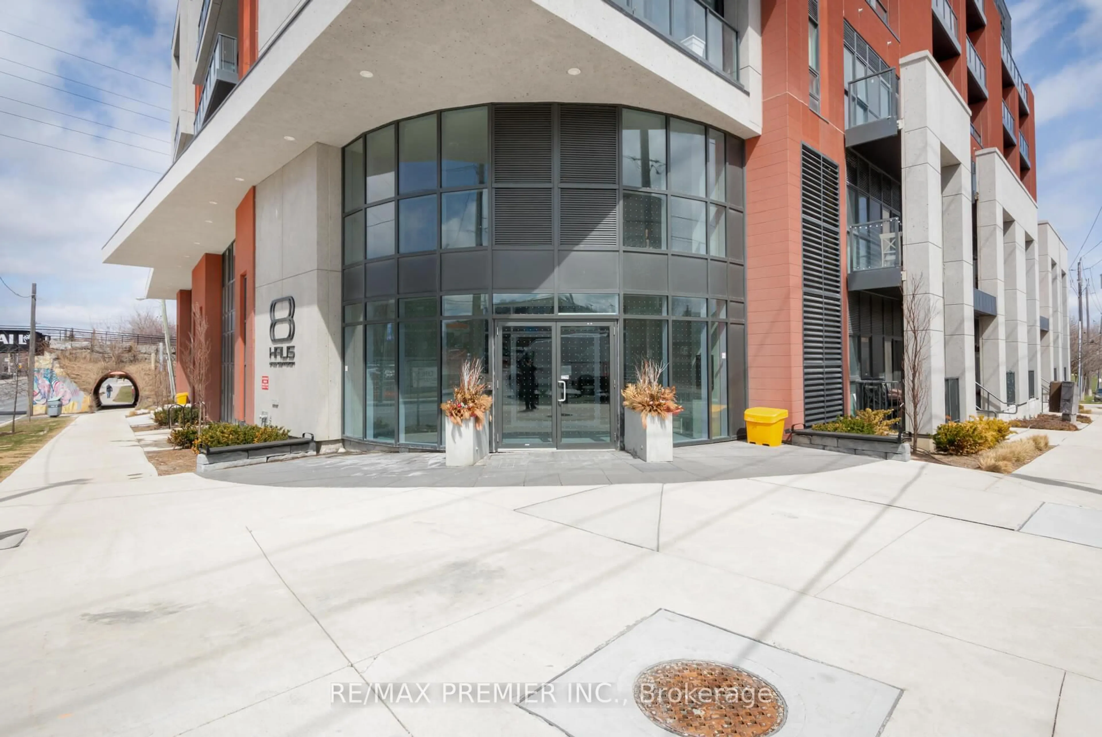 Indoor foyer for 562 Hopewell Ave #103, Toronto Ontario M6E 3T3