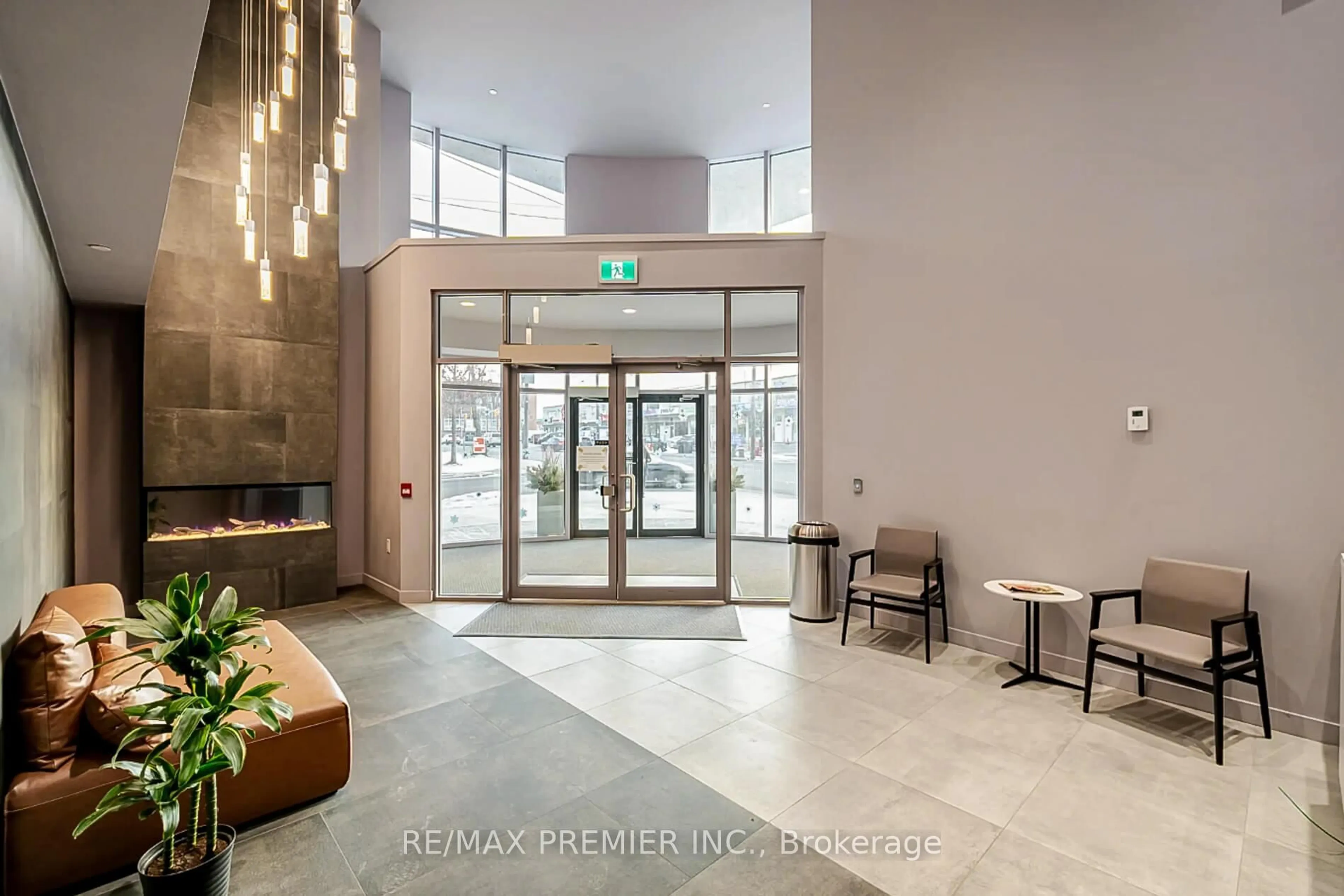 Indoor foyer for 562 Hopewell Ave #103, Toronto Ontario M6E 3T3
