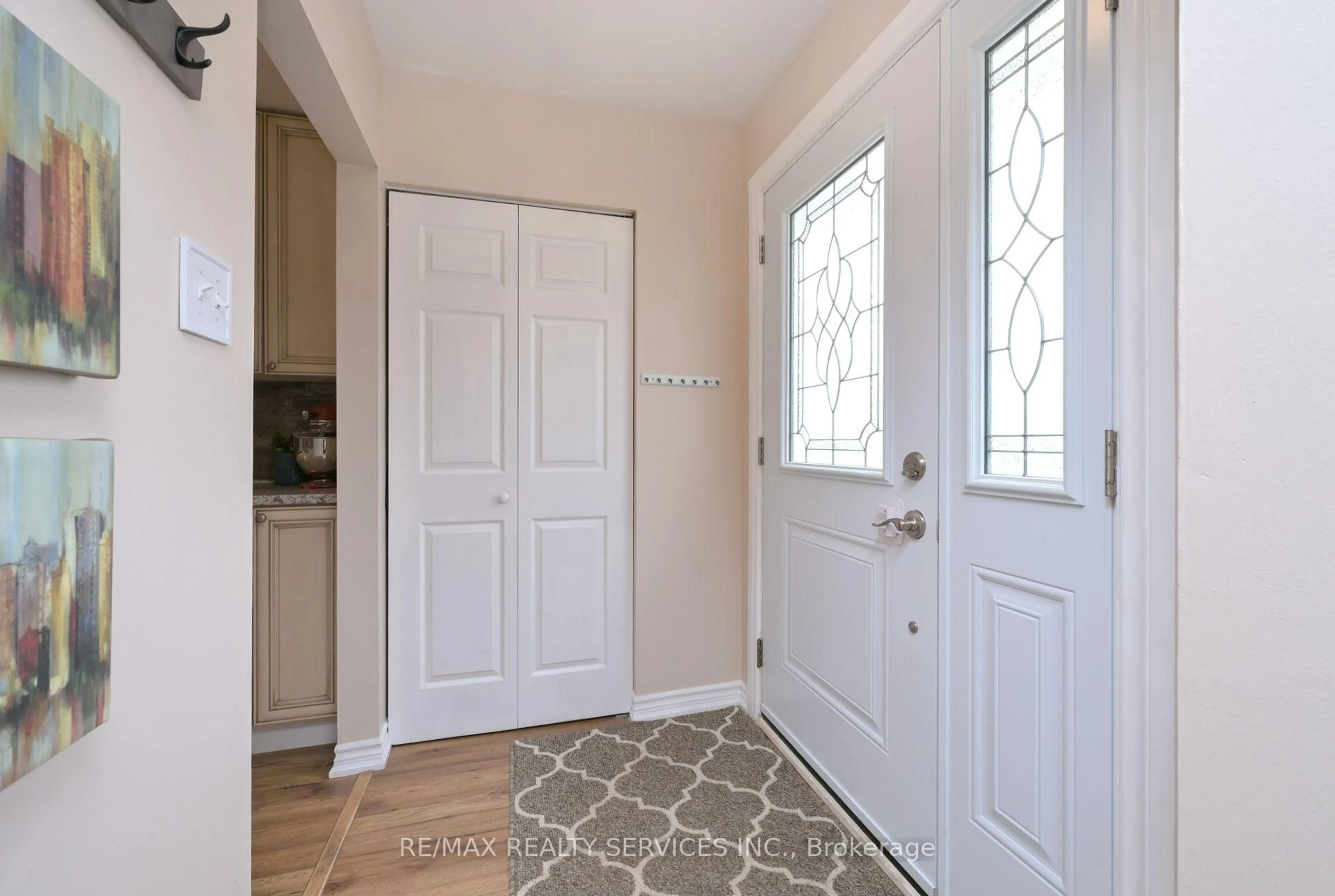Indoor entryway for 62 Carlton Dr, Orangeville Ontario L9W 2X9