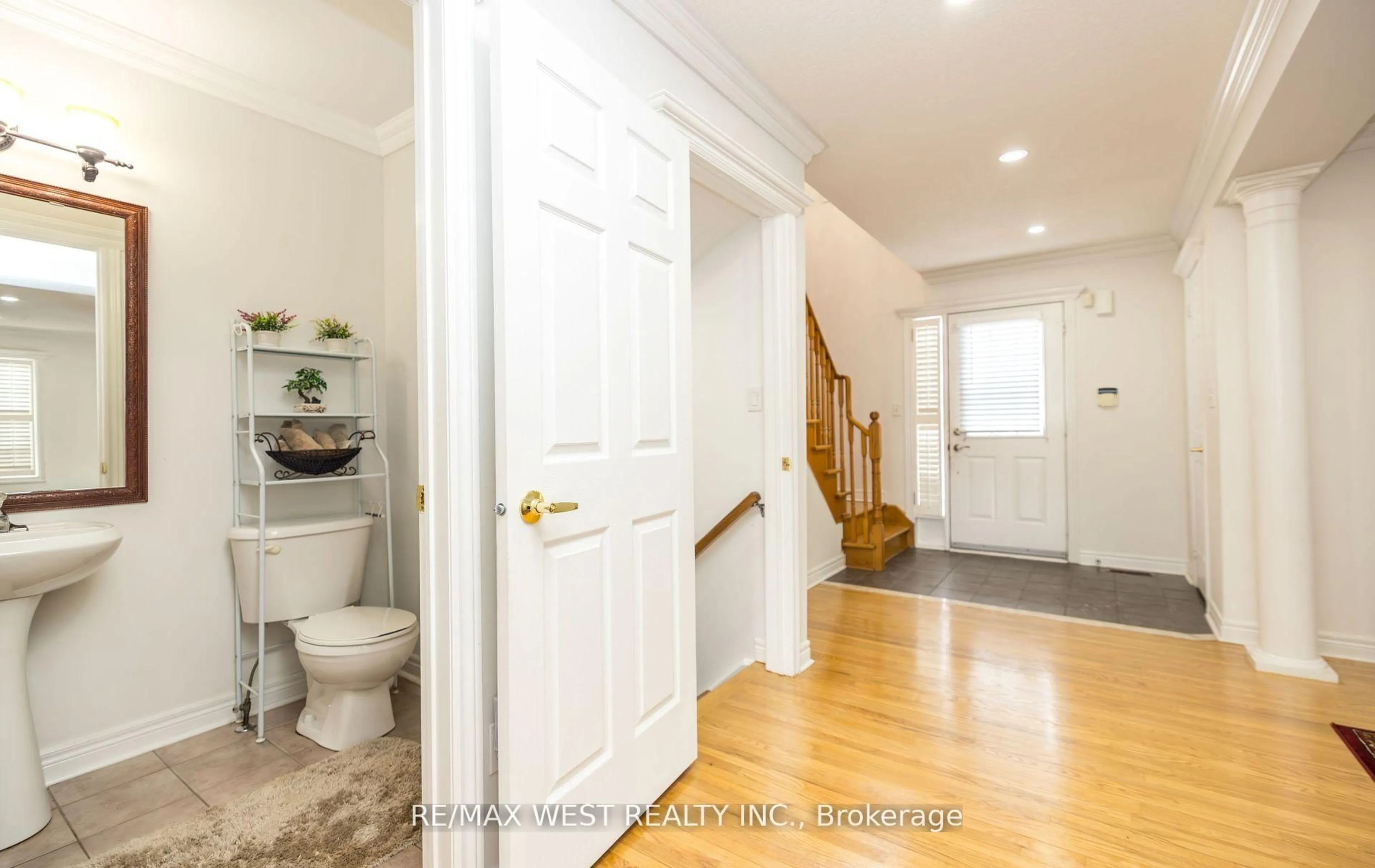 Indoor entryway for 56 Meadow Oak Pl, Toronto Ontario M9N 3Z6