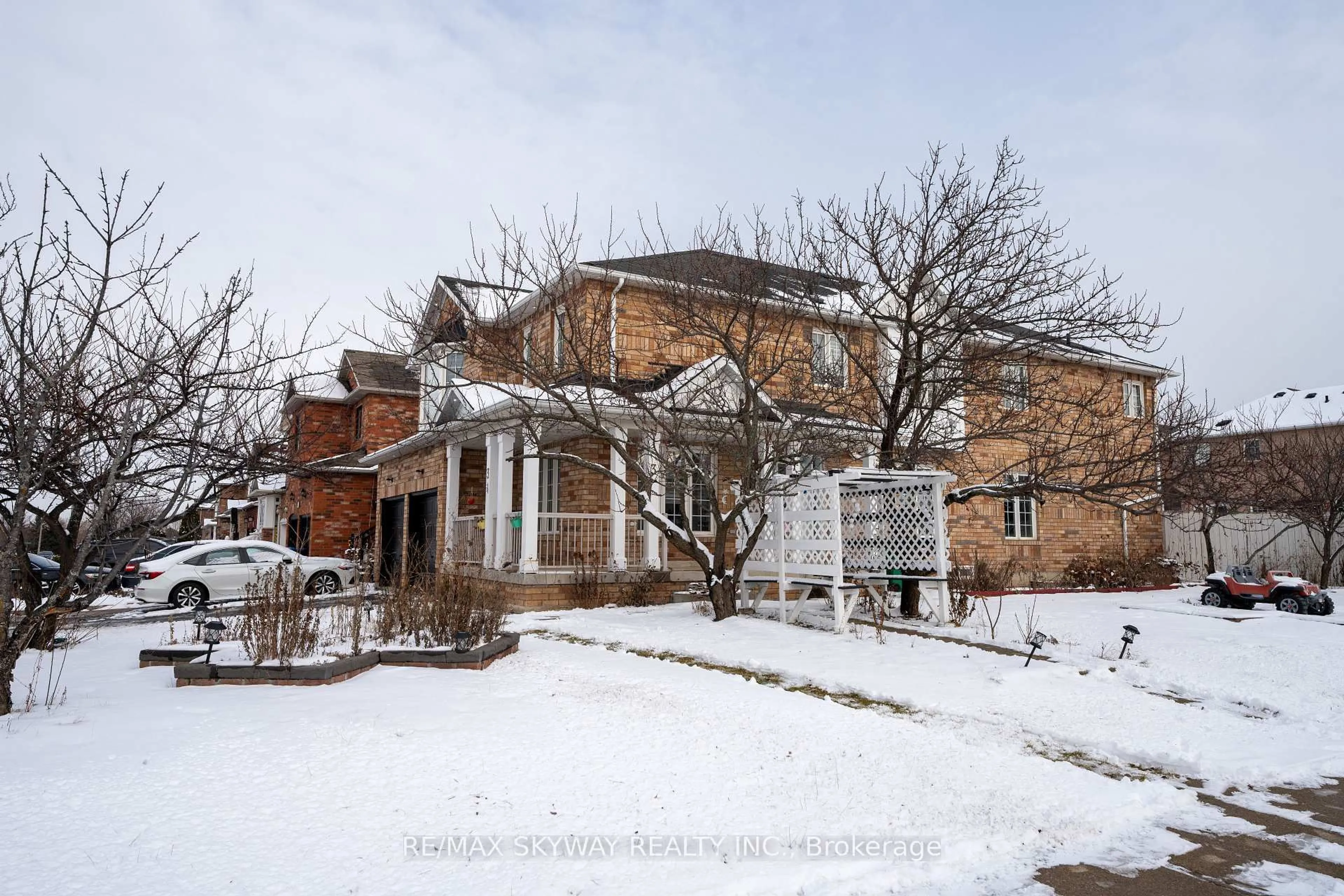 A pic from outside/outdoor area/front of a property/back of a property/a pic from drone, street for 3 Piper St, Brampton Ontario L7A 3H6
