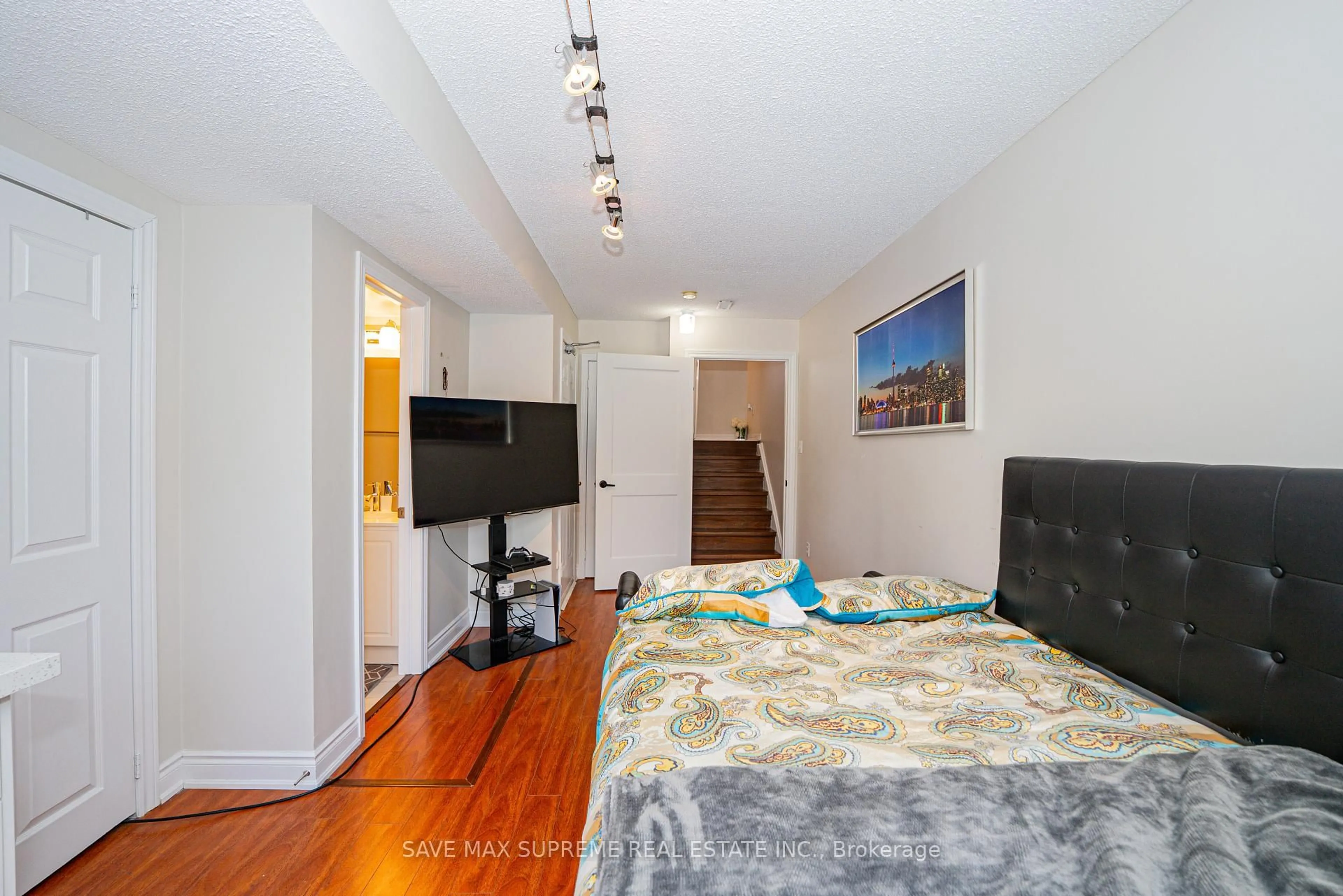 A pic of a room for 2 Clay Brick Crt #65, Brampton Ontario L6V 4M7