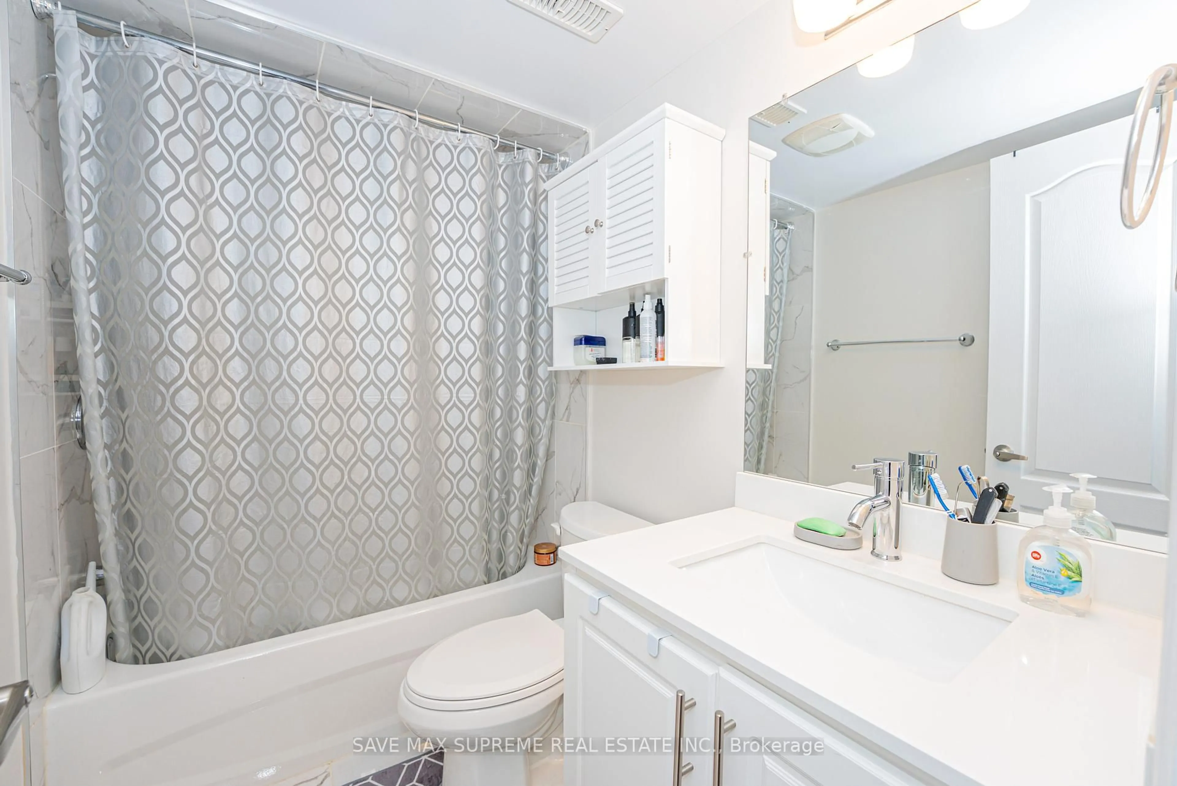 Standard bathroom, ceramic/tile floor for 2 Clay Brick Crt #65, Brampton Ontario L6V 4M7