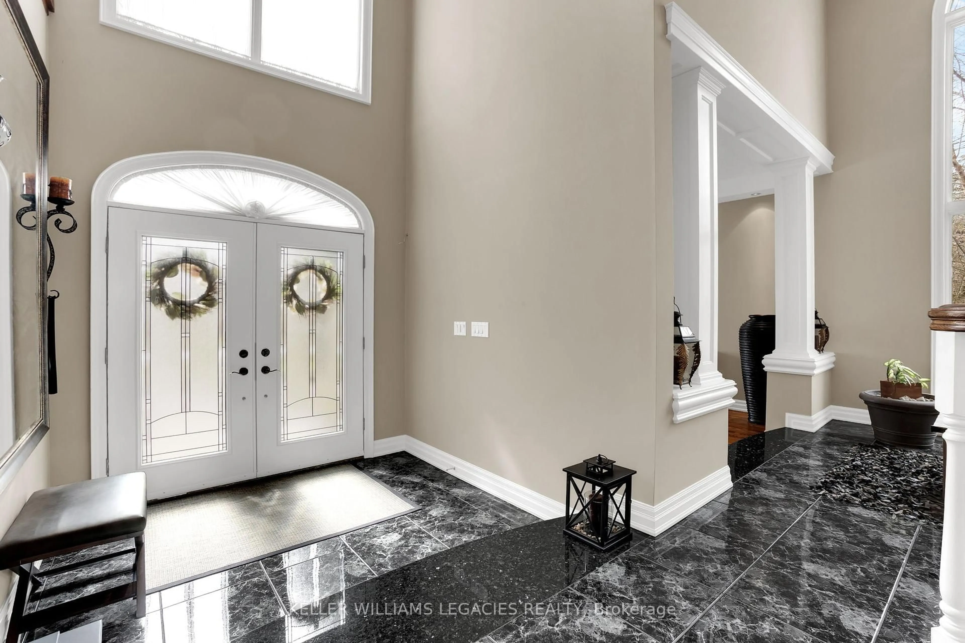 Indoor entryway for 360 Conservation Dr, Brampton Ontario L6Z 0B9