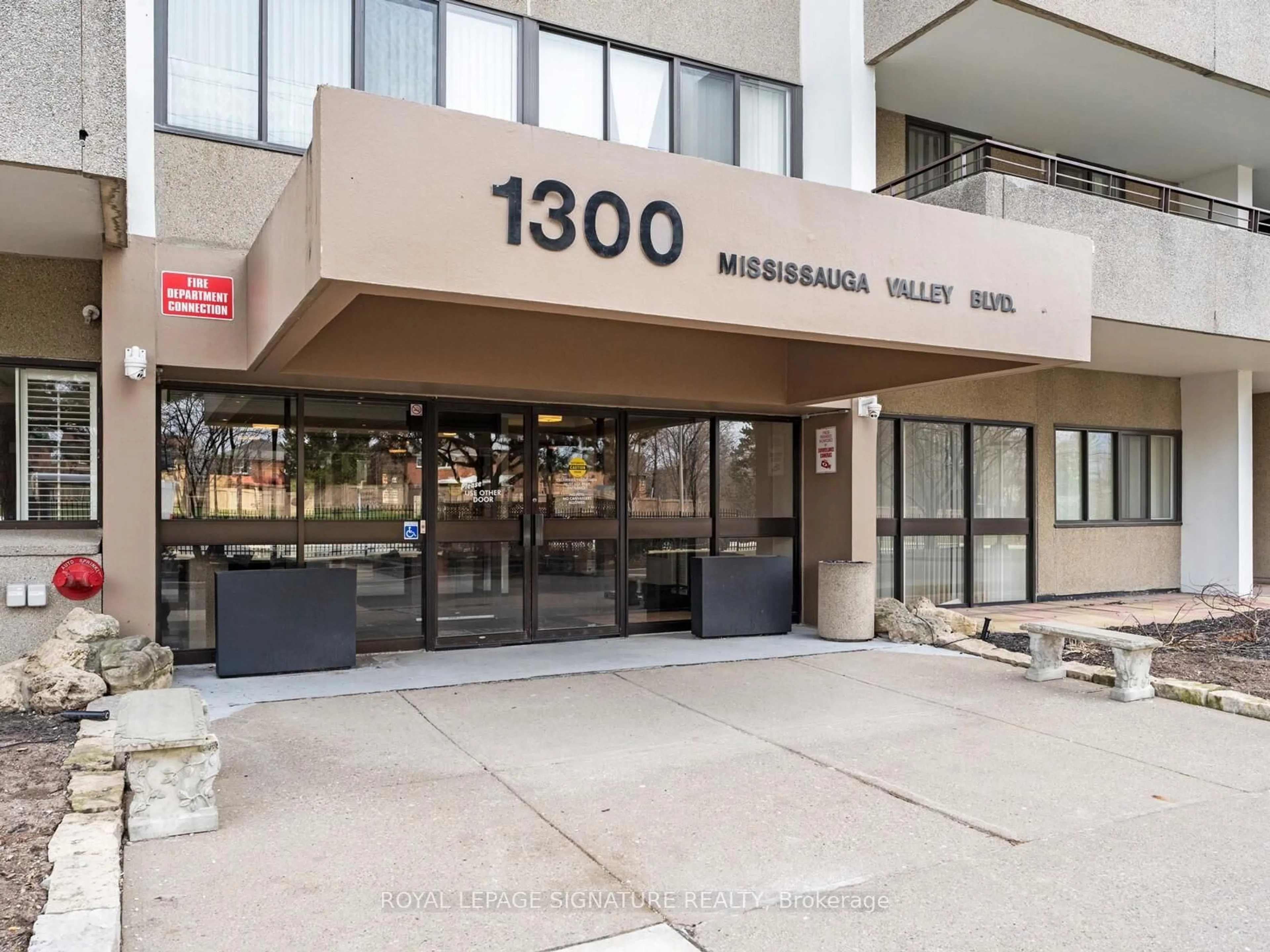 Indoor foyer for 1300 Mississauga Valley Blvd #1403, Mississauga Ontario L5A 3S8