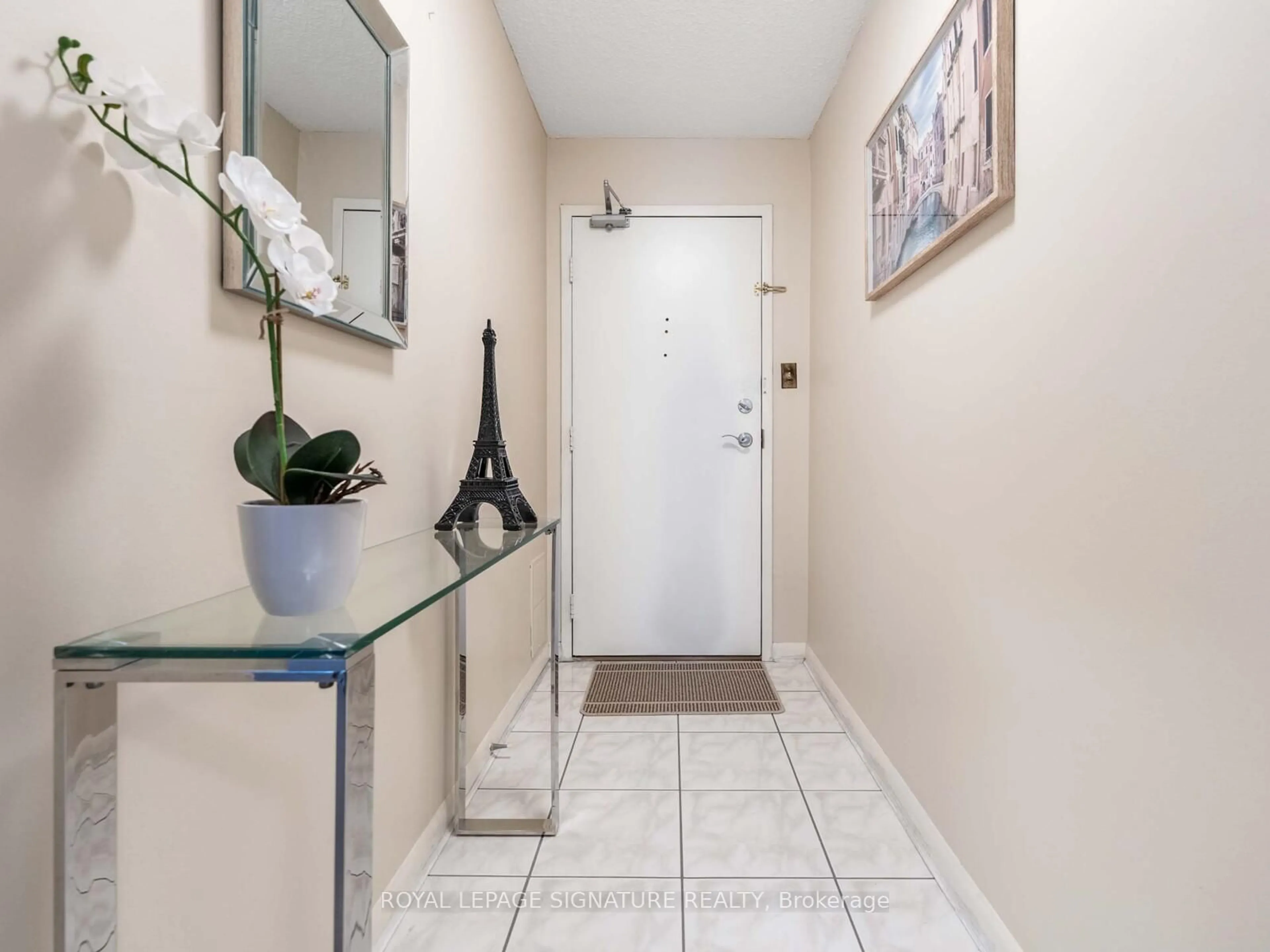 Indoor entryway for 1300 Mississauga Valley Blvd #1403, Mississauga Ontario L5A 3S8