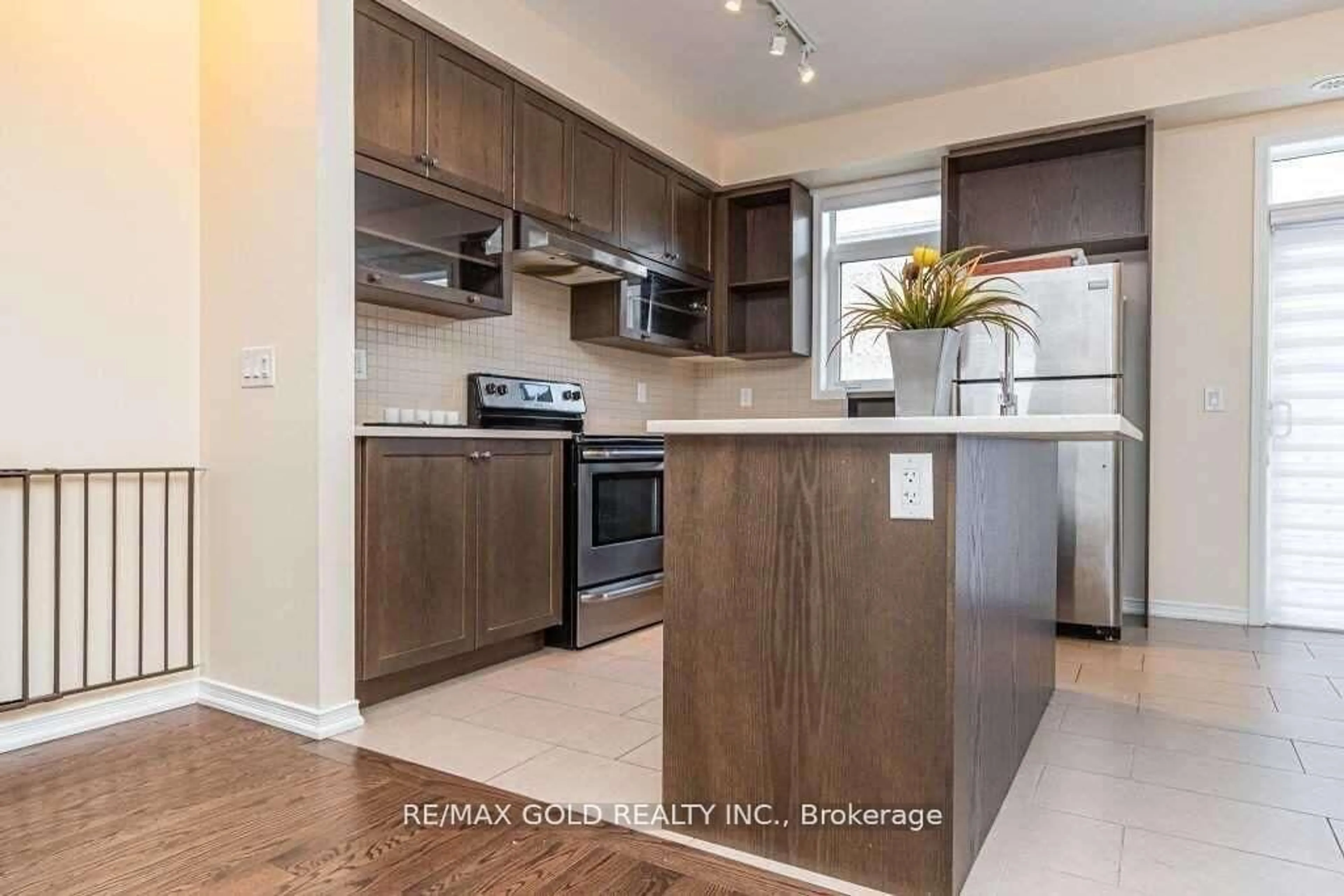 Open concept kitchen, unknown for 436 Ladycroft Terr, Mississauga Ontario L5A 0A7