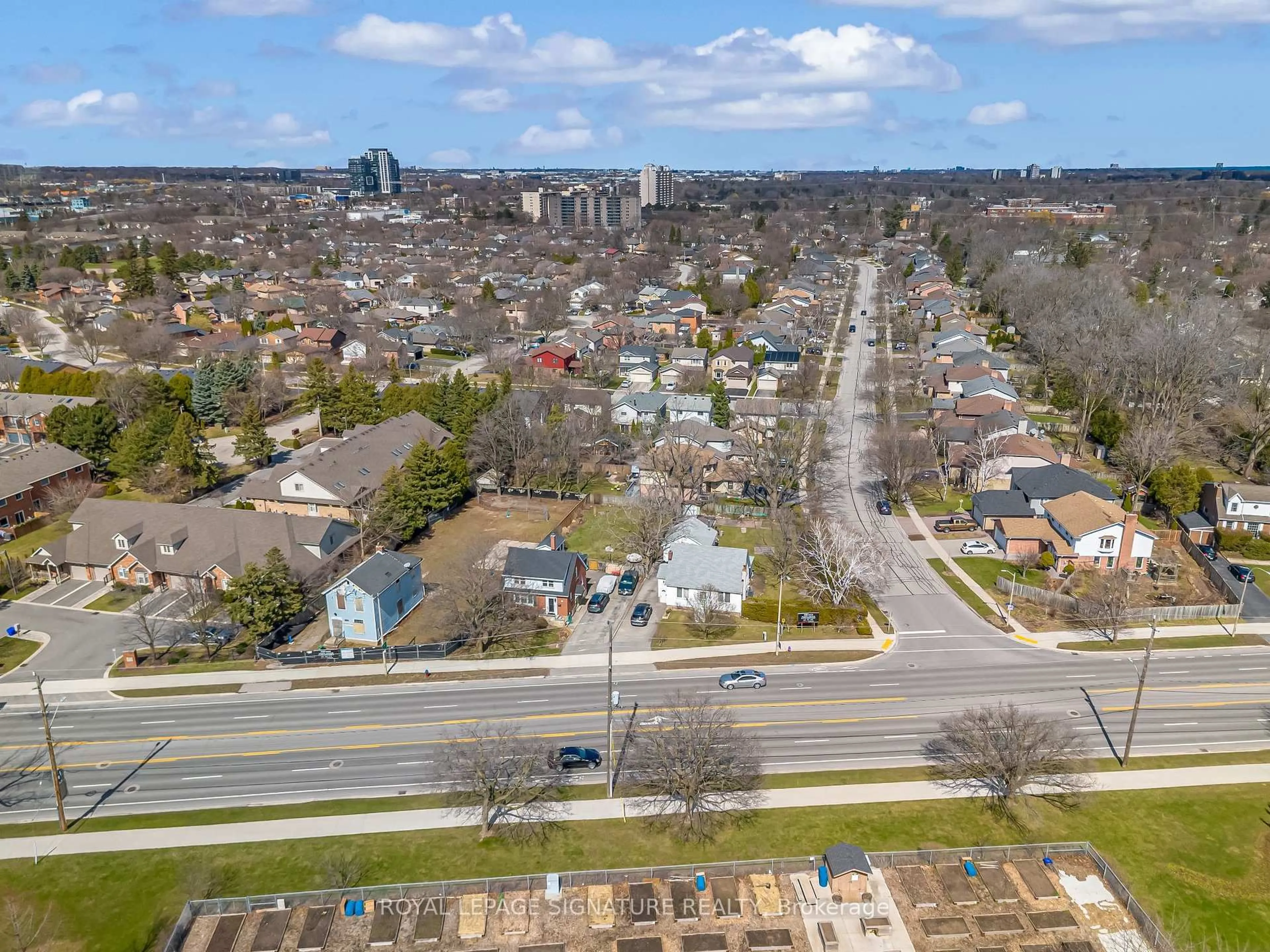 A pic from outside/outdoor area/front of a property/back of a property/a pic from drone, street for 749 Maple Ave, Burlington Ontario L7S 2K1