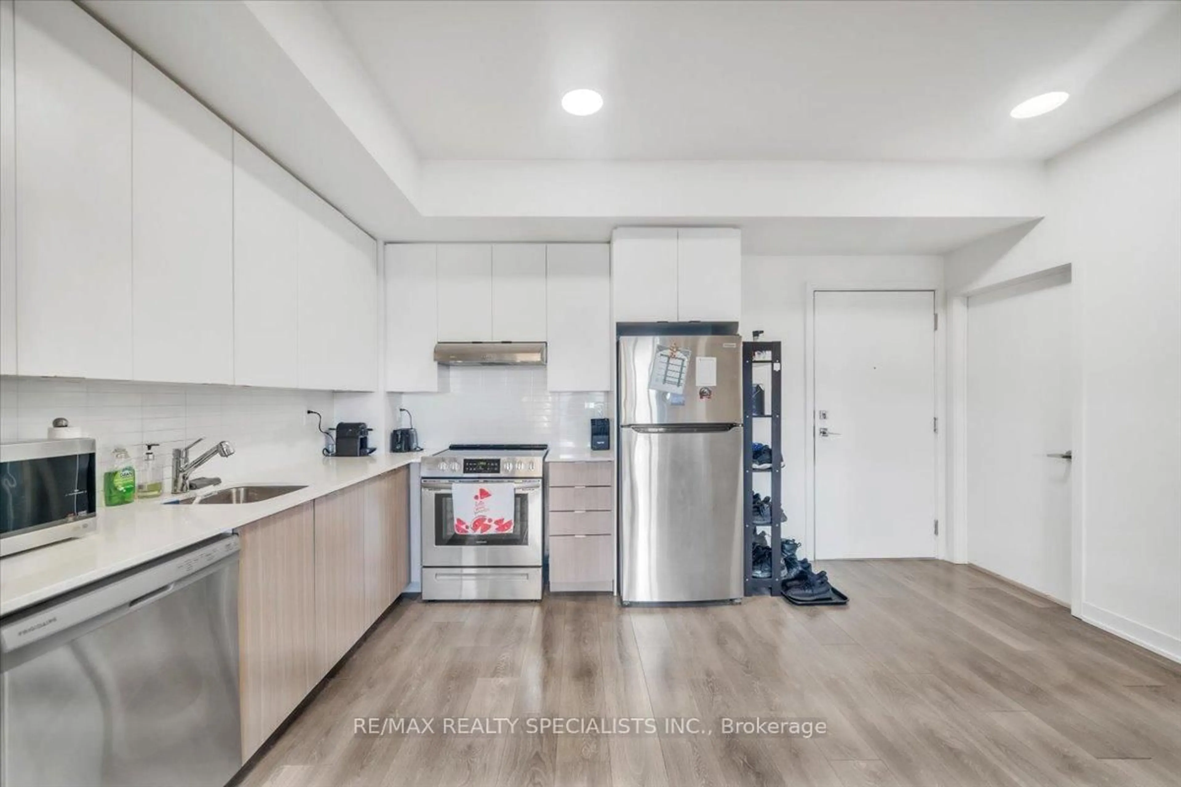 Open concept kitchen, unknown for 120 Canon Jackson Dr #404, Toronto Ontario M6M 0B8
