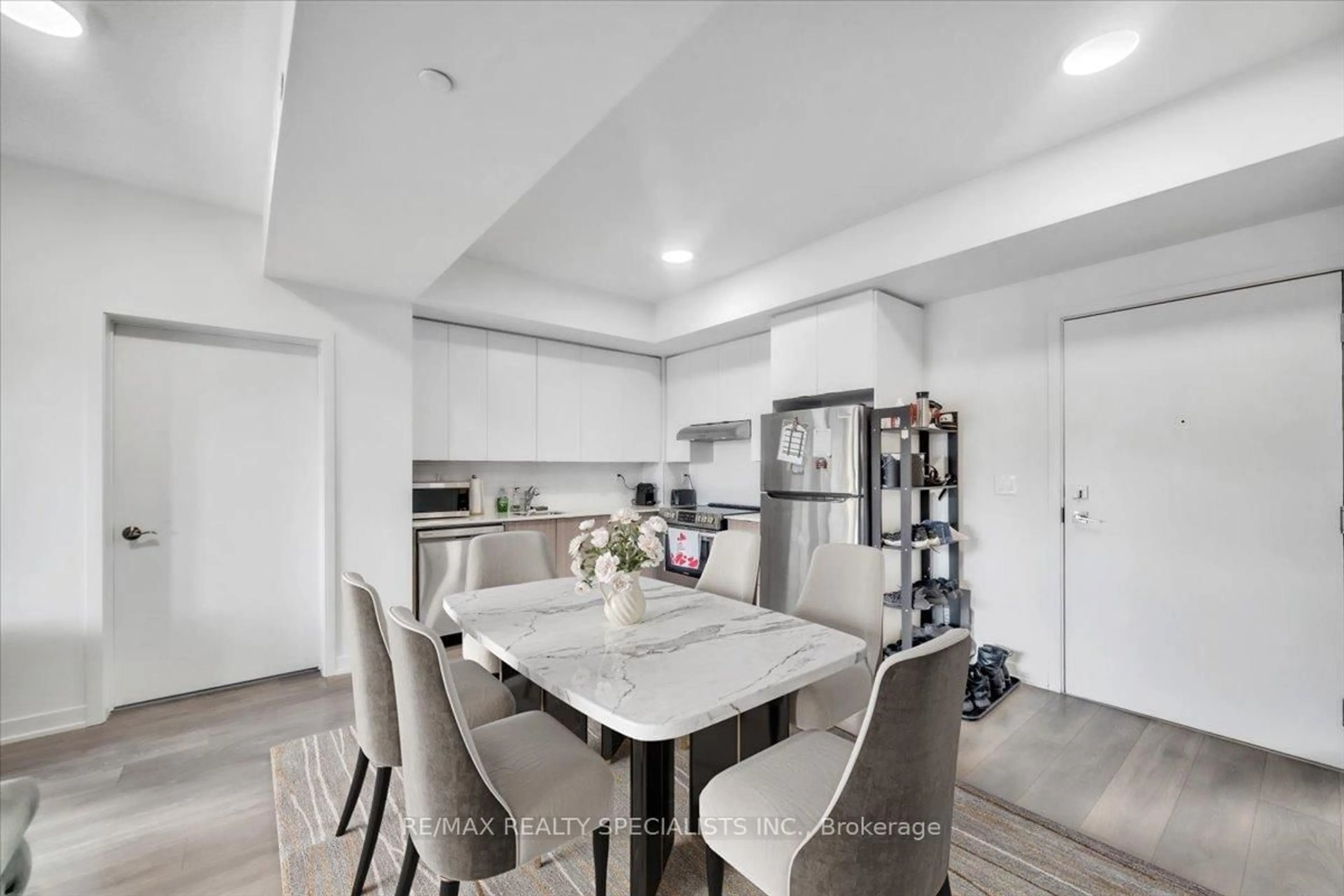 Open concept kitchen, ceramic/tile floor for 120 Canon Jackson Dr #404, Toronto Ontario M6M 0B8