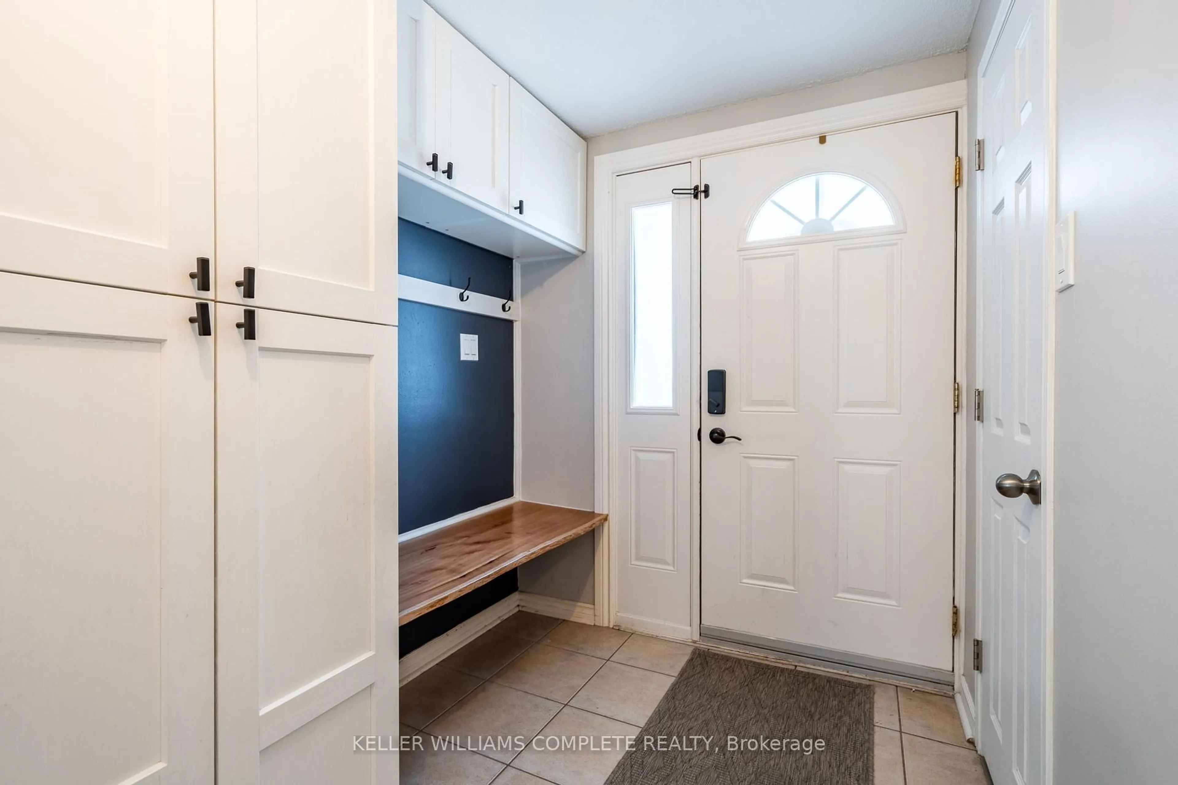 Indoor entryway for 1397 Allangrove Dr, Burlington Ontario L7M 1J4