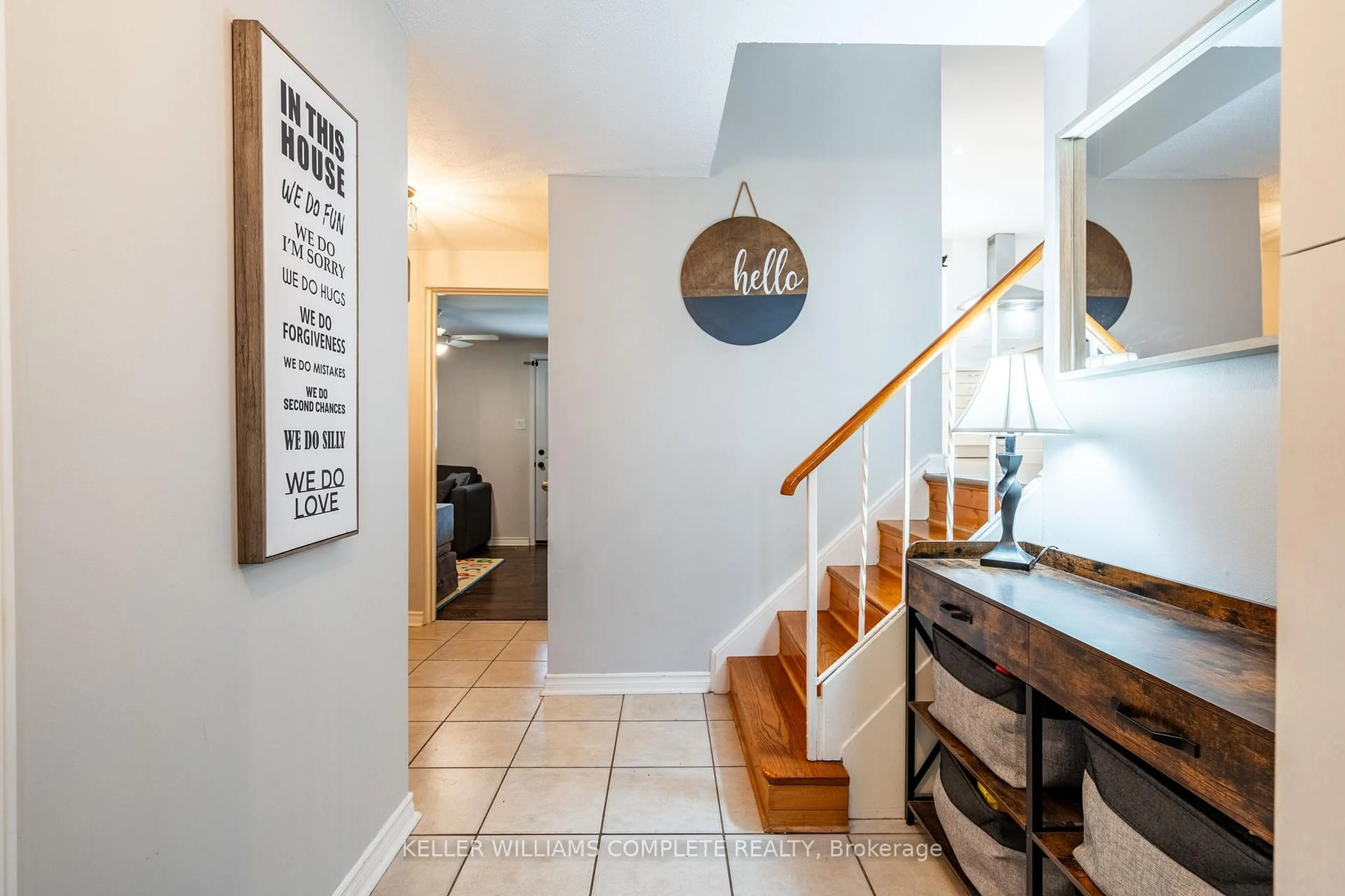 Indoor entryway for 1397 Allangrove Dr, Burlington Ontario L7M 1J4
