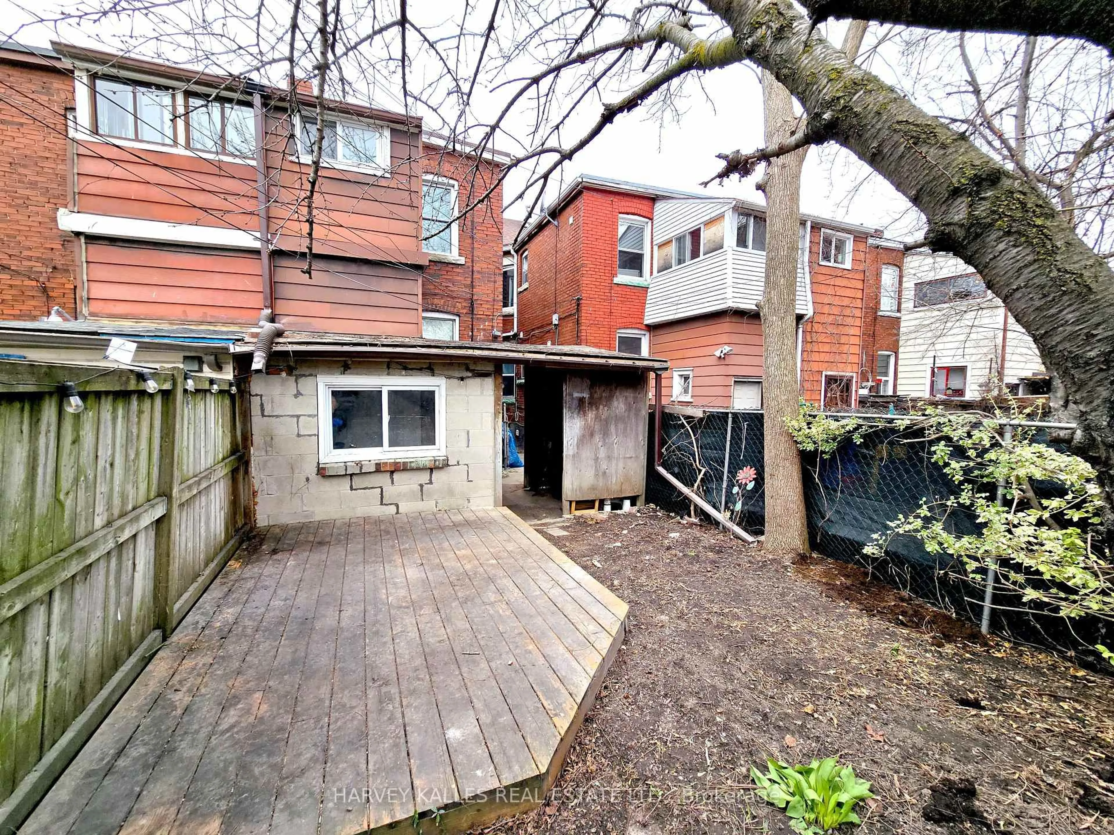 Patio, street for 1041 Ossington Ave, Toronto Ontario M6G 3V9