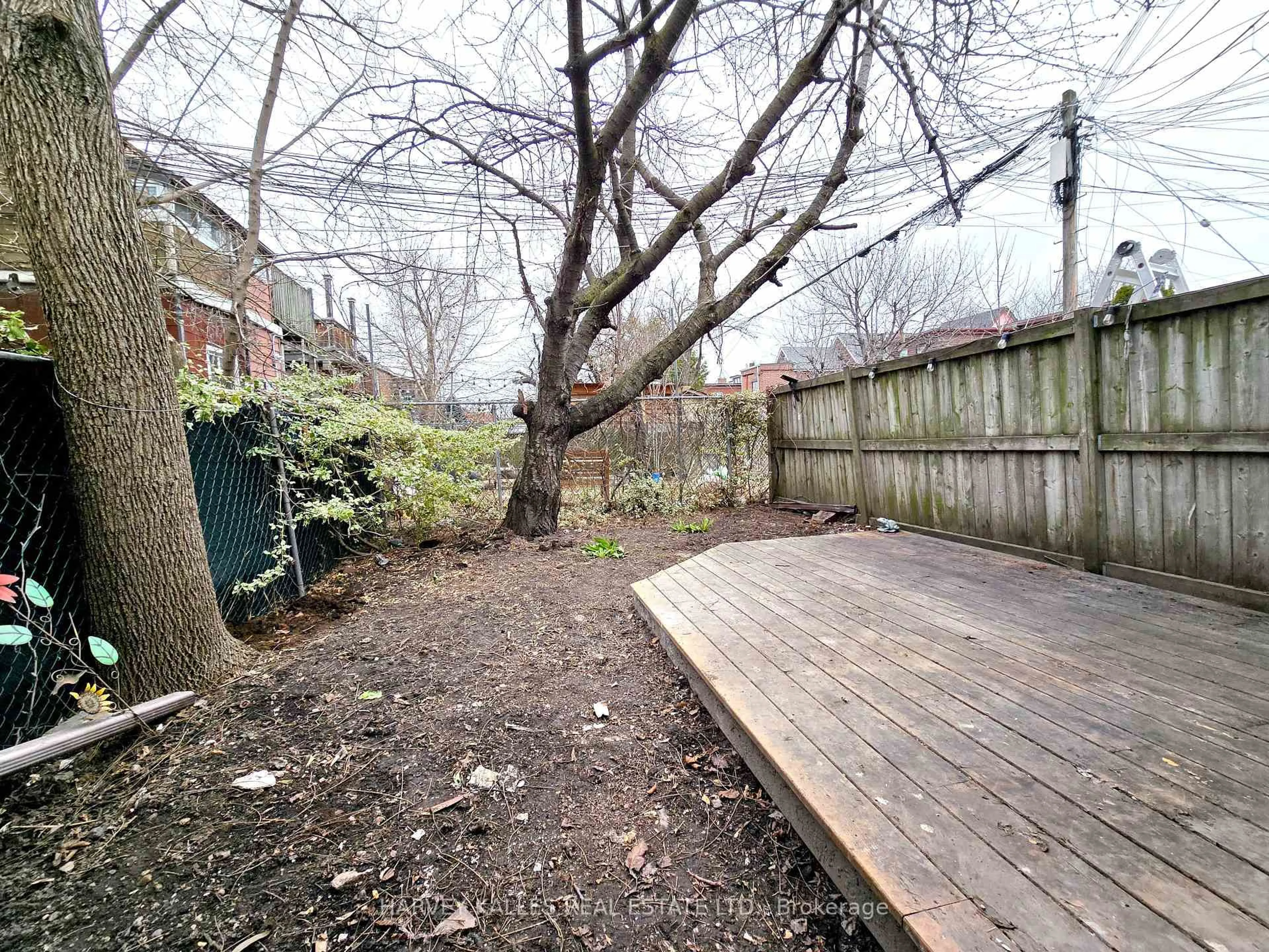 Patio, street for 1041 Ossington Ave, Toronto Ontario M6G 3V9