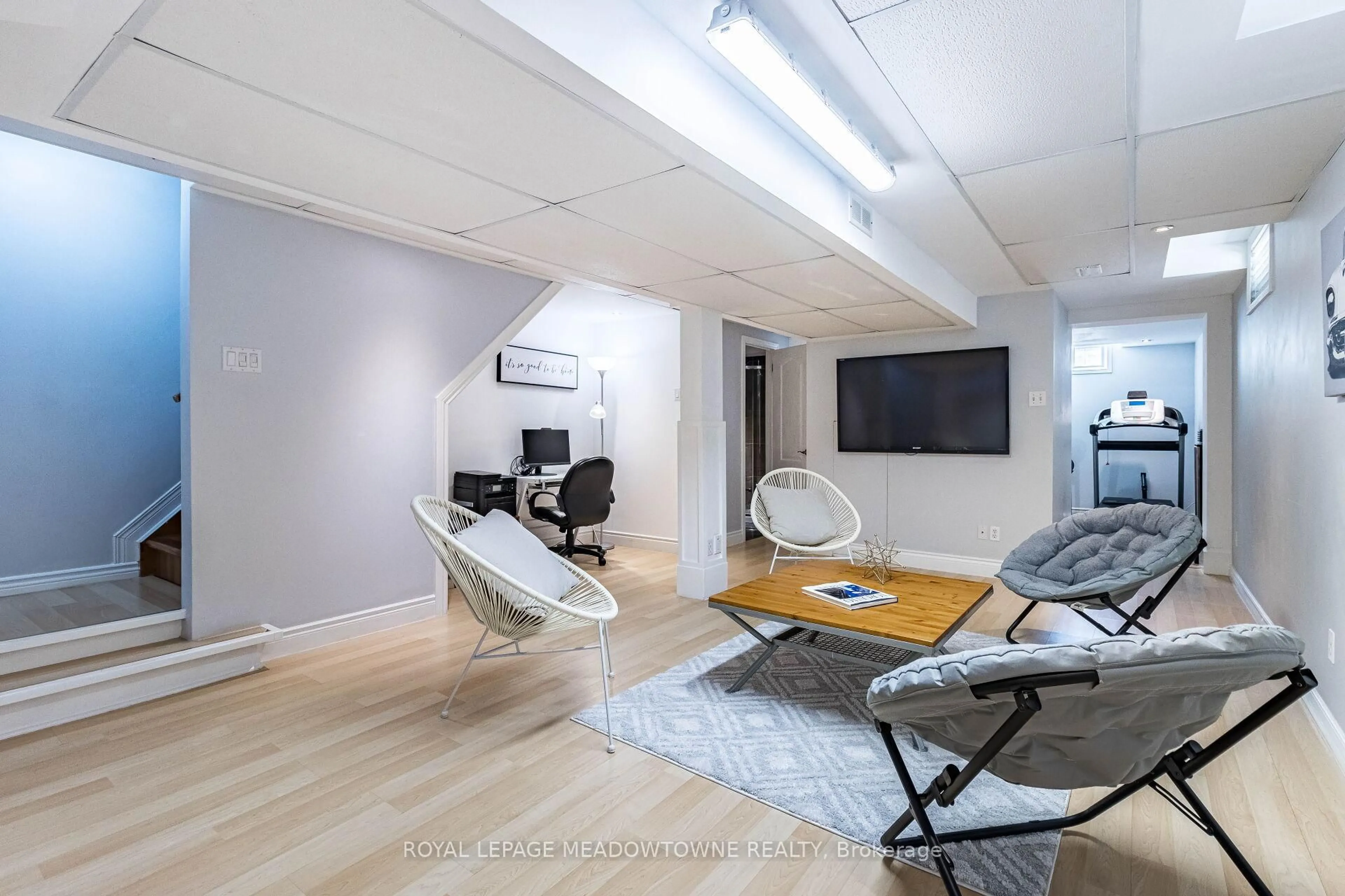 Living room with furniture, unknown for 450 Oaktree Circ, Mississauga Ontario L5W 1V5