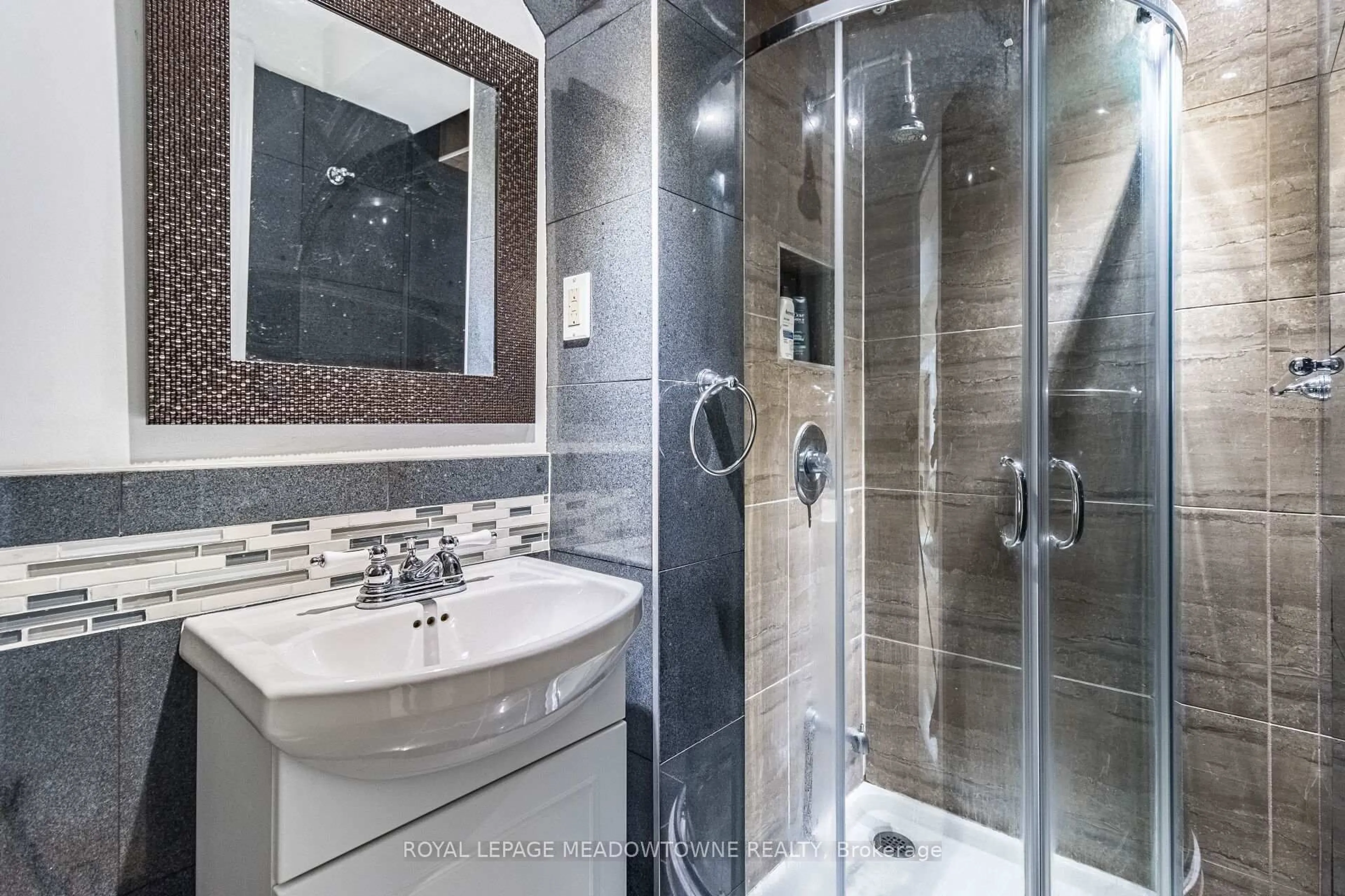Contemporary bathroom, ceramic/tile floor for 450 Oaktree Circ, Mississauga Ontario L5W 1V5
