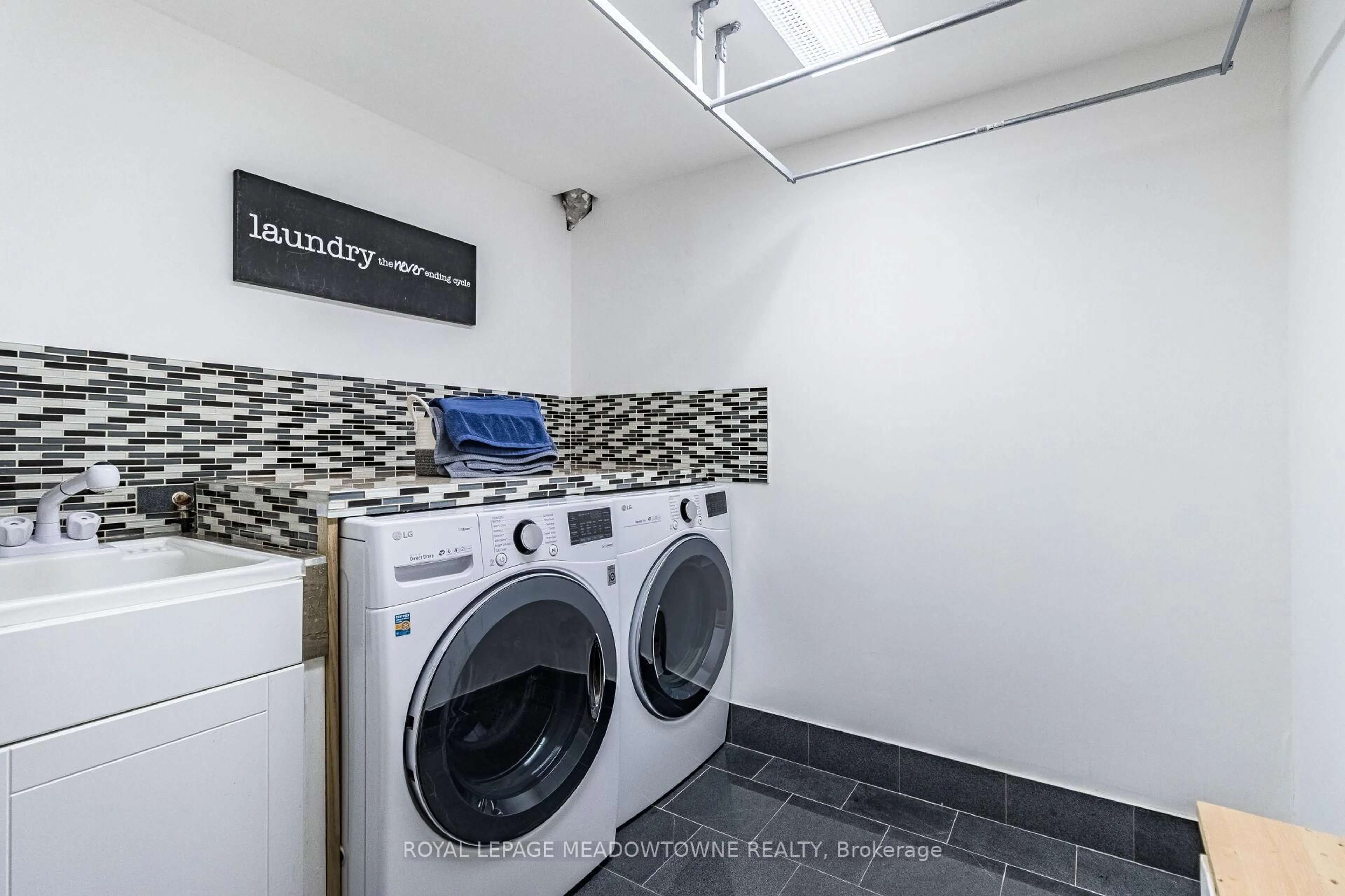 Laundry room for 450 Oaktree Circ, Mississauga Ontario L5W 1V5